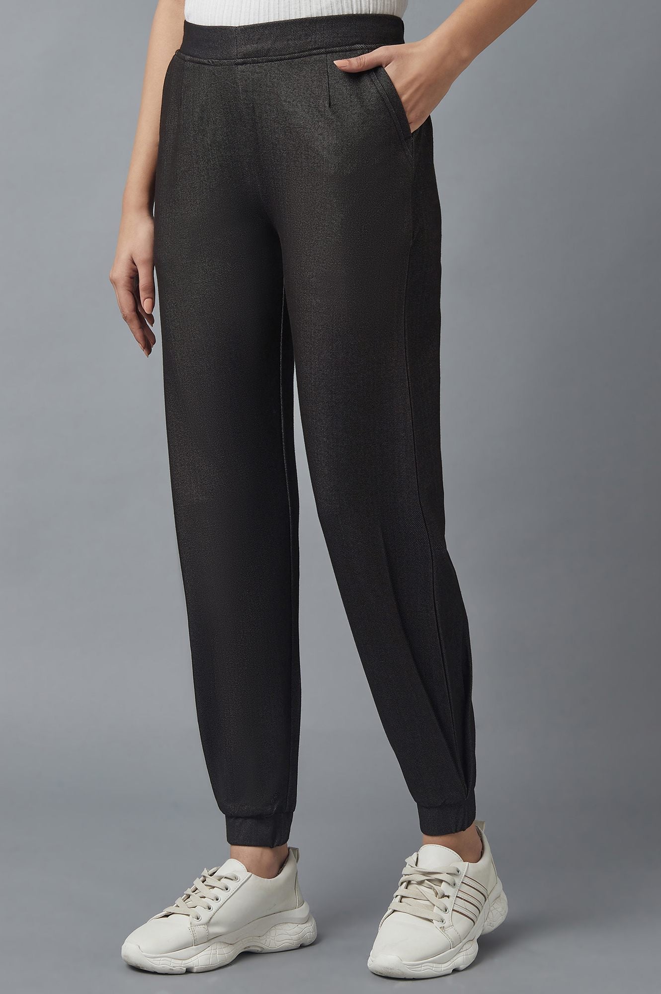 Black Solid Tapered Cotton Pants With Pleated Detail - Image 3