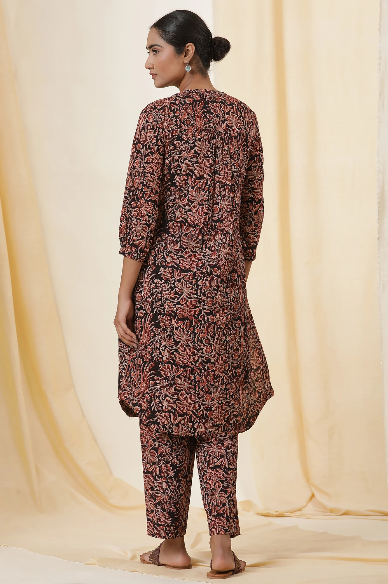 Black Kalamkari Printed Straight Cotton Voile Kurta And Straight Pants Set - Image 4