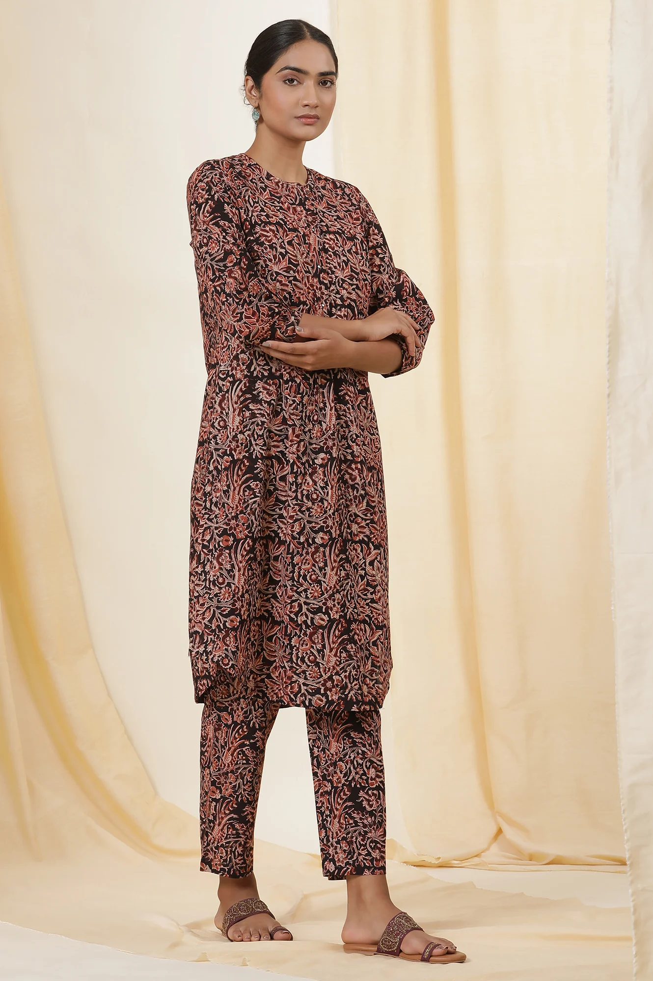 Black Kalamkari Printed Straight Cotton Voile Kurta And Straight Pants Set - Image 5