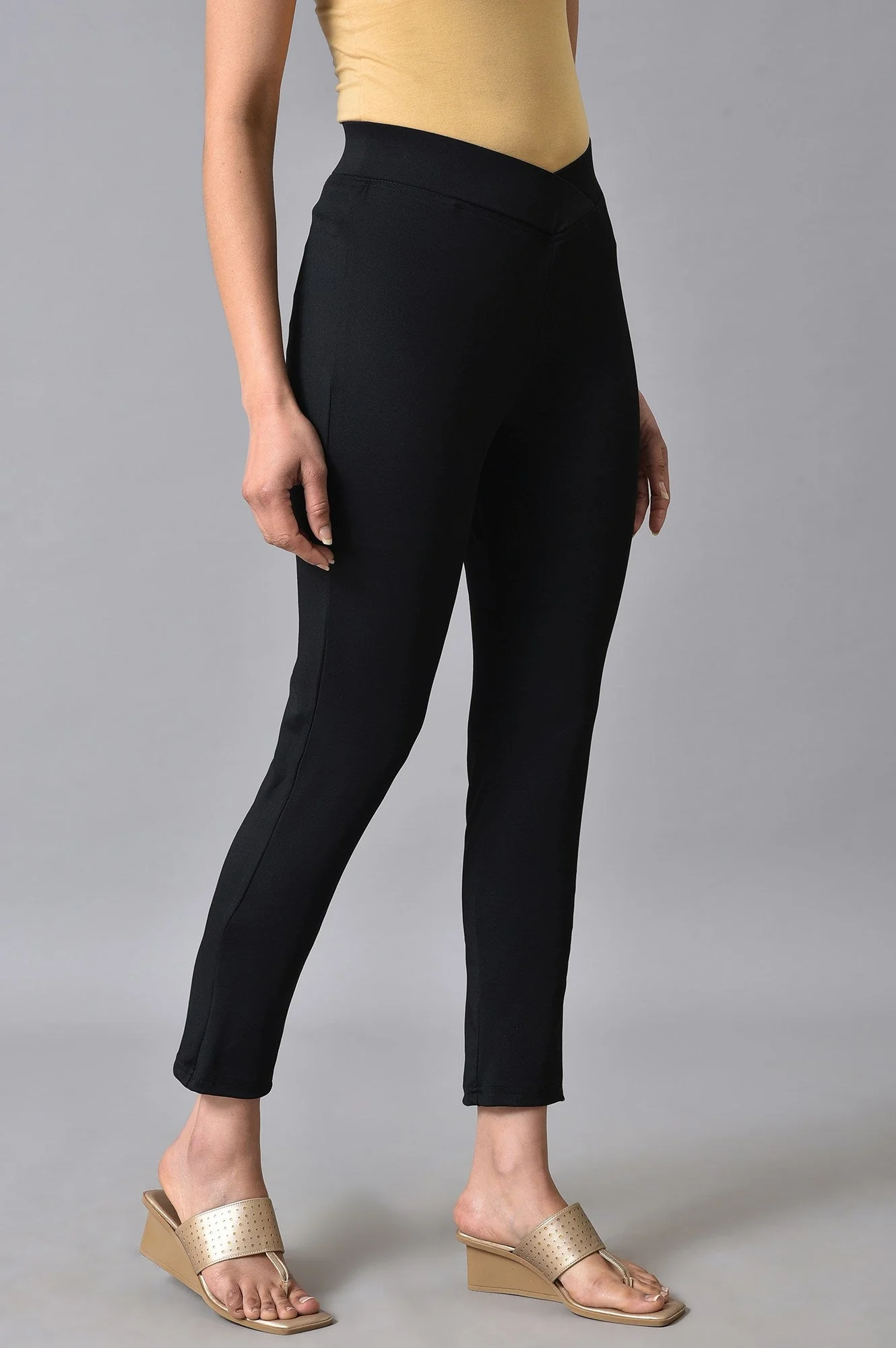 Black Solid Skinny Fit Lycra Tights With Slip On Closure - Image 4