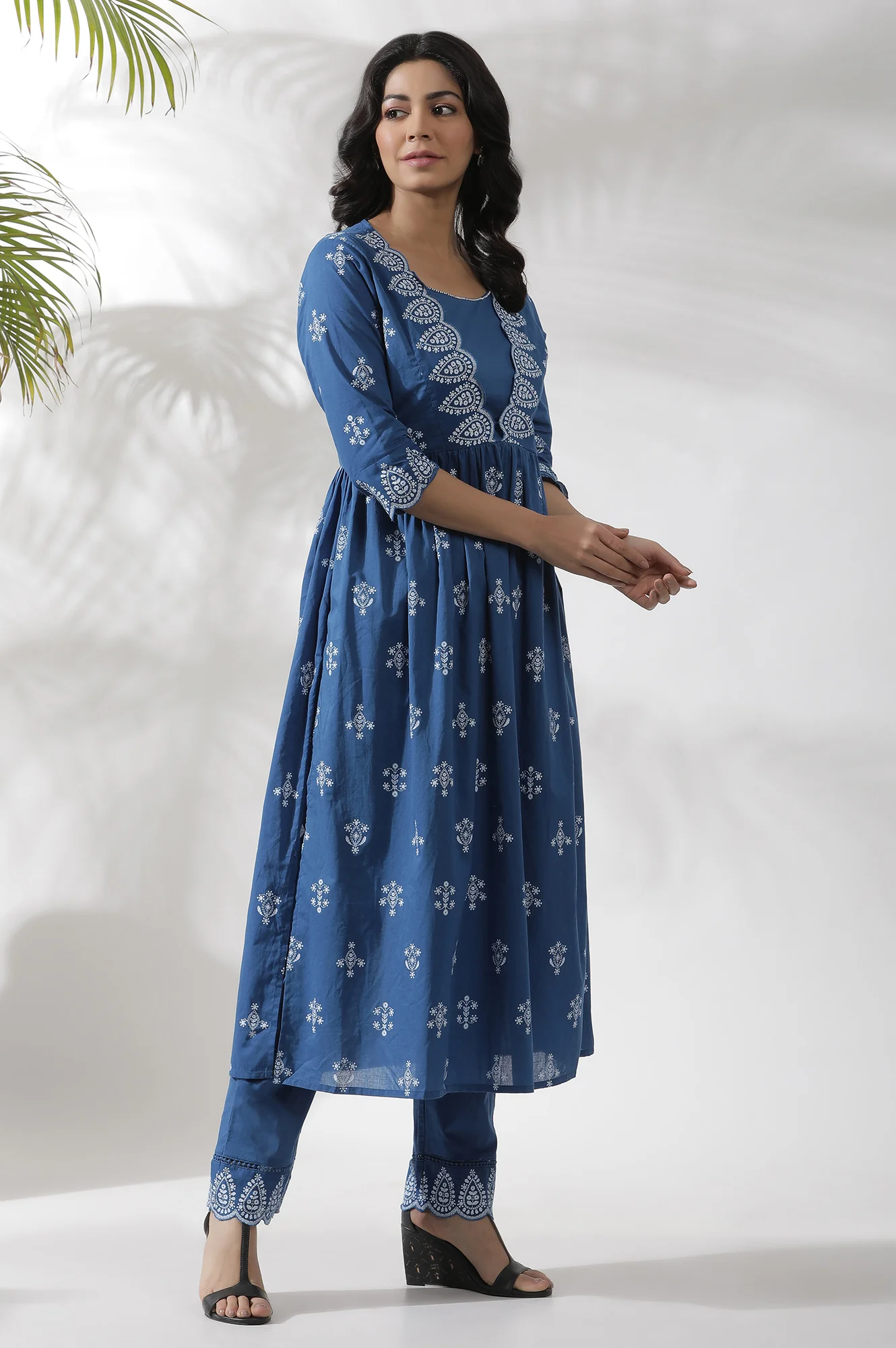 Blue Floral Printed Kurta and Pants Set - Image 5