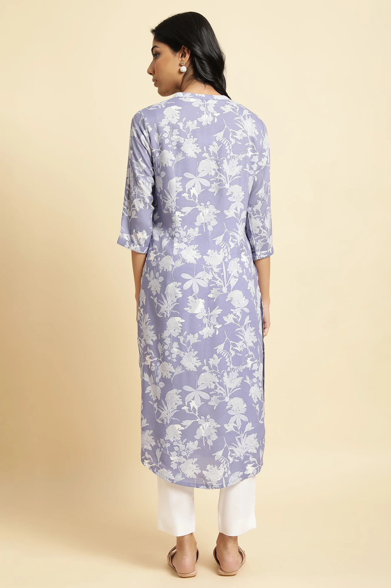 Blue Floral Printed Mandarin Collar kurta - Image 2
