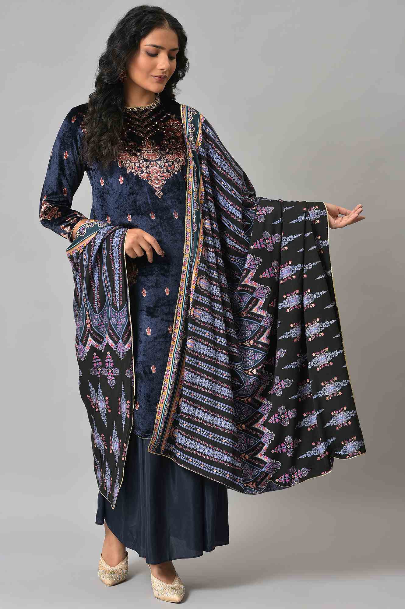Blue Jacquard Floral Print Shawl - Image 2