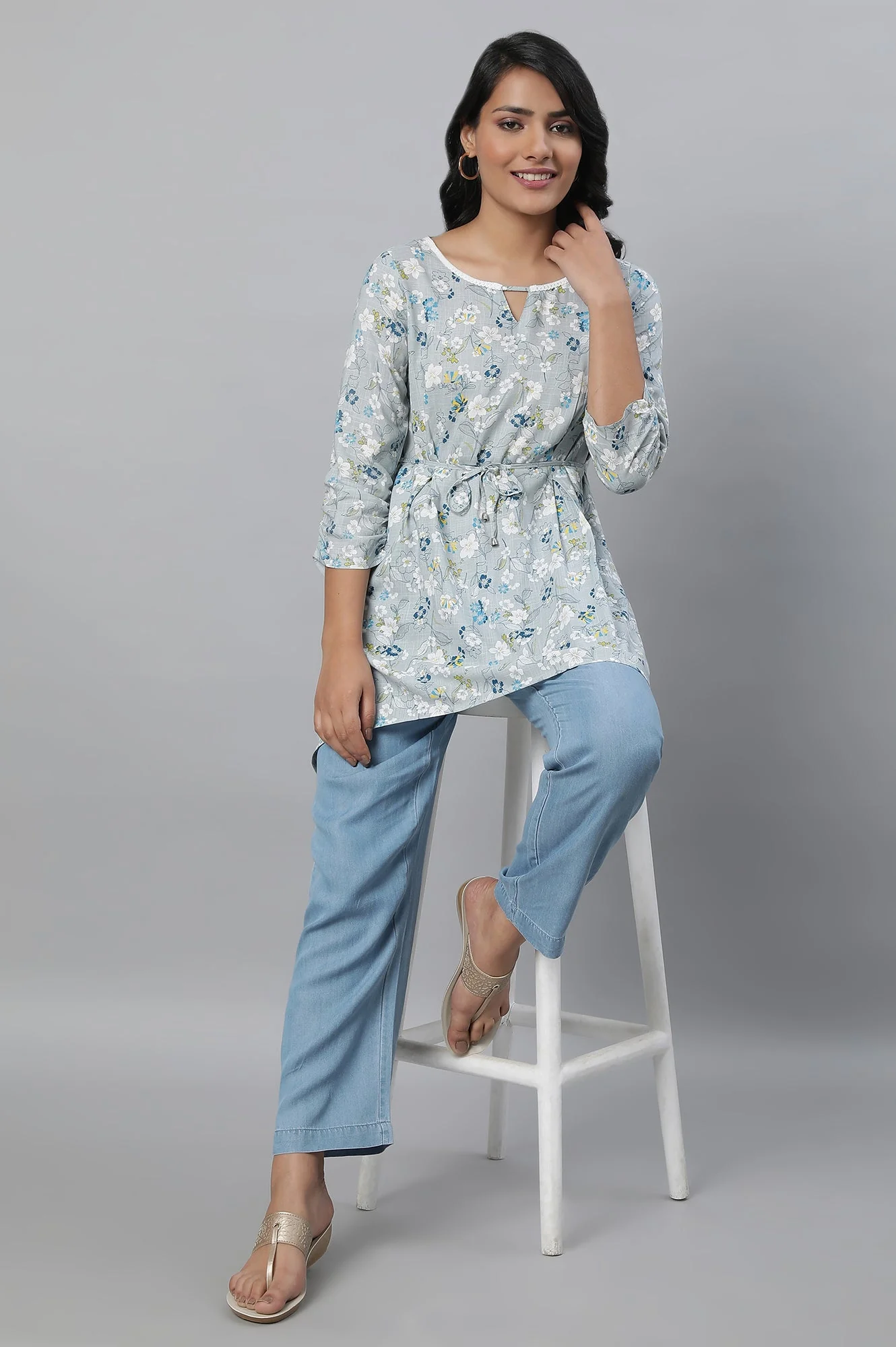 Light Blue Solid Straight Fit Denim Palazzo With Pleated Detail - Image 5