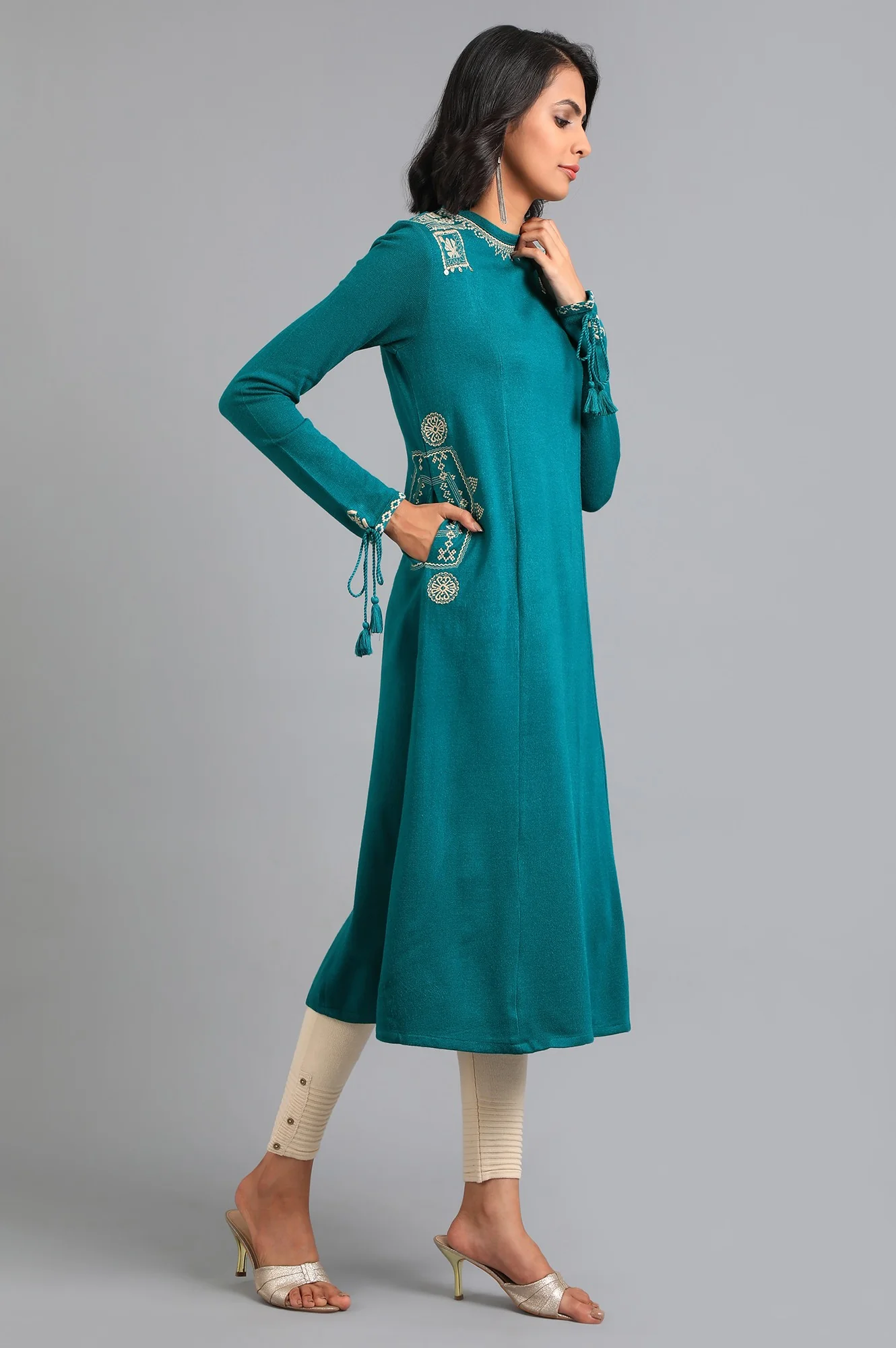 Blue Round Neck Solid Winter Kurta - Image 4
