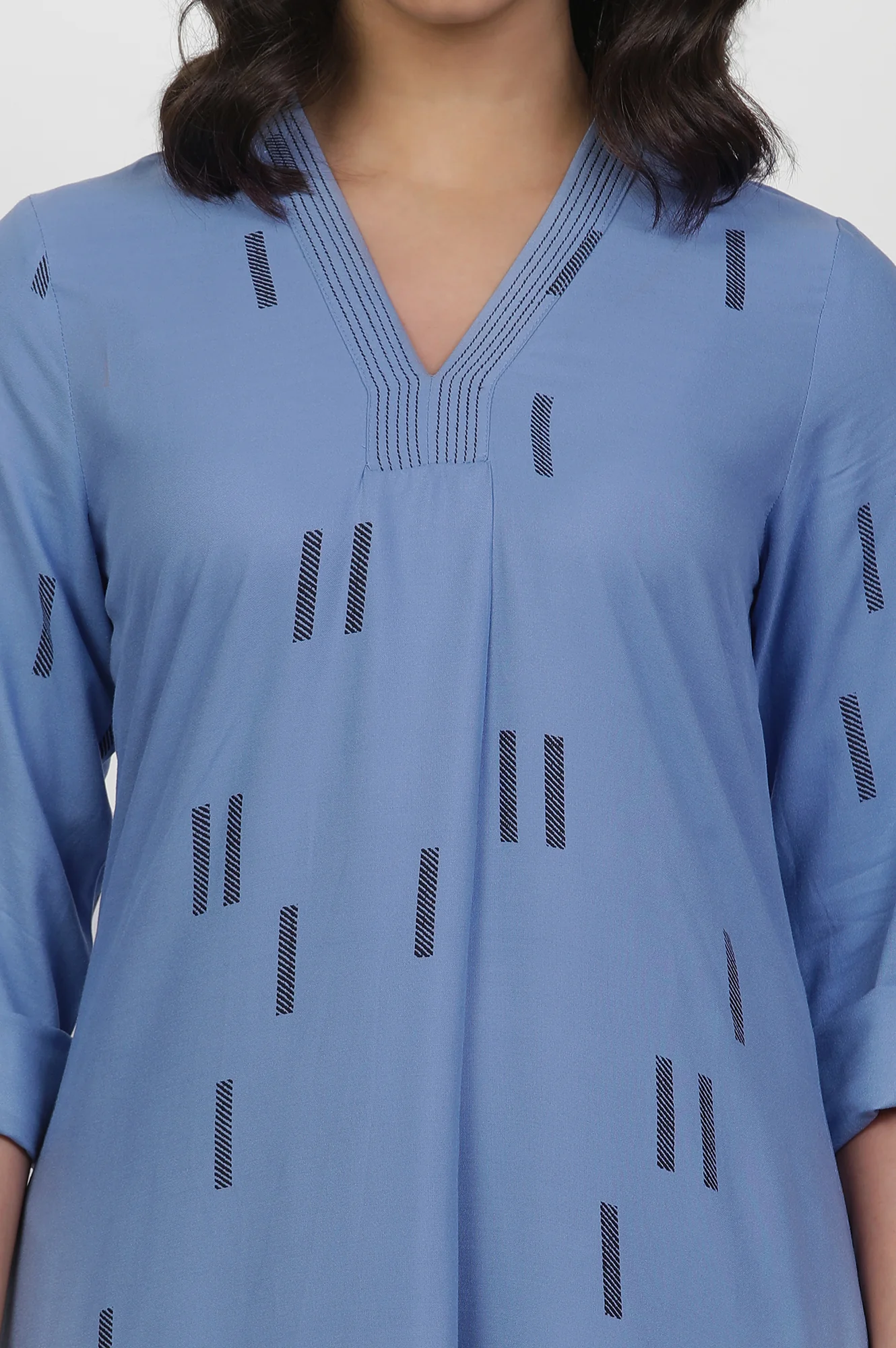 Blue V-Neck Printed Kurta And Trousers Set - Image 6