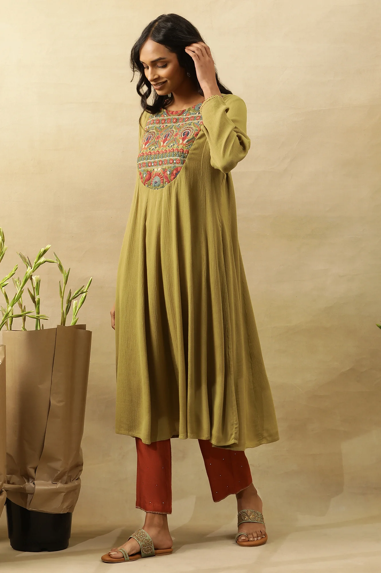 Green Embroidered Kurta In Rayon Crepe - Image 3