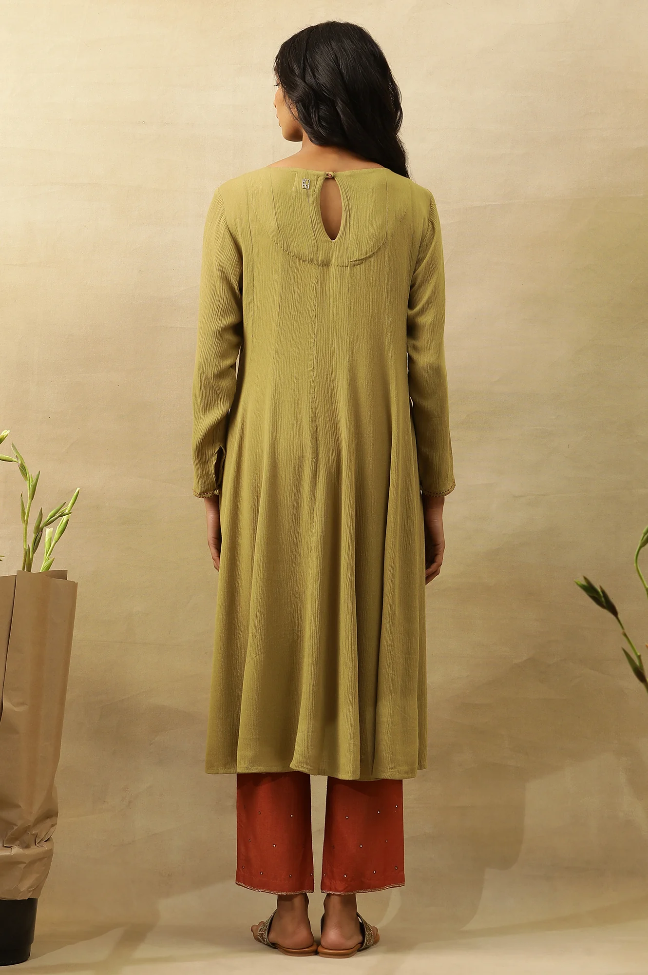 Green Embroidered Kurta In Rayon Crepe - Image 4