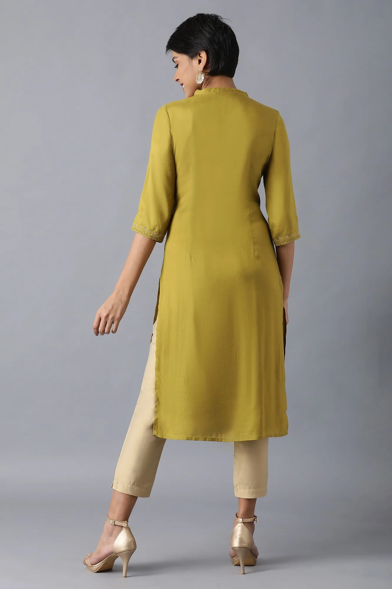 Green Mandarin Neck Embroidered kurta - Image 2