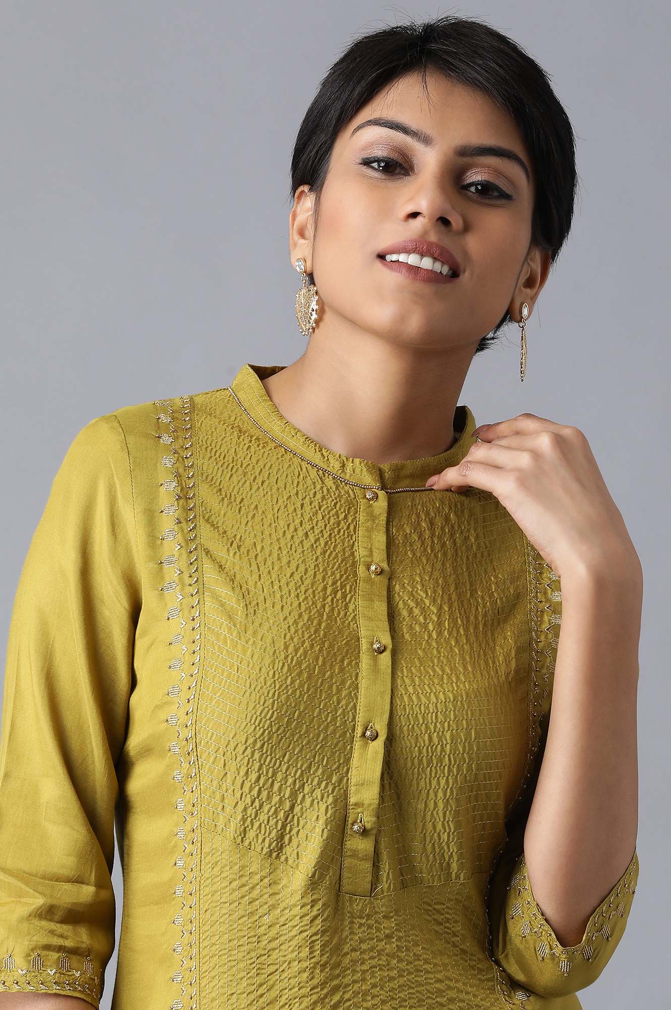 Green Mandarin Neck Embroidered kurta - Image 5