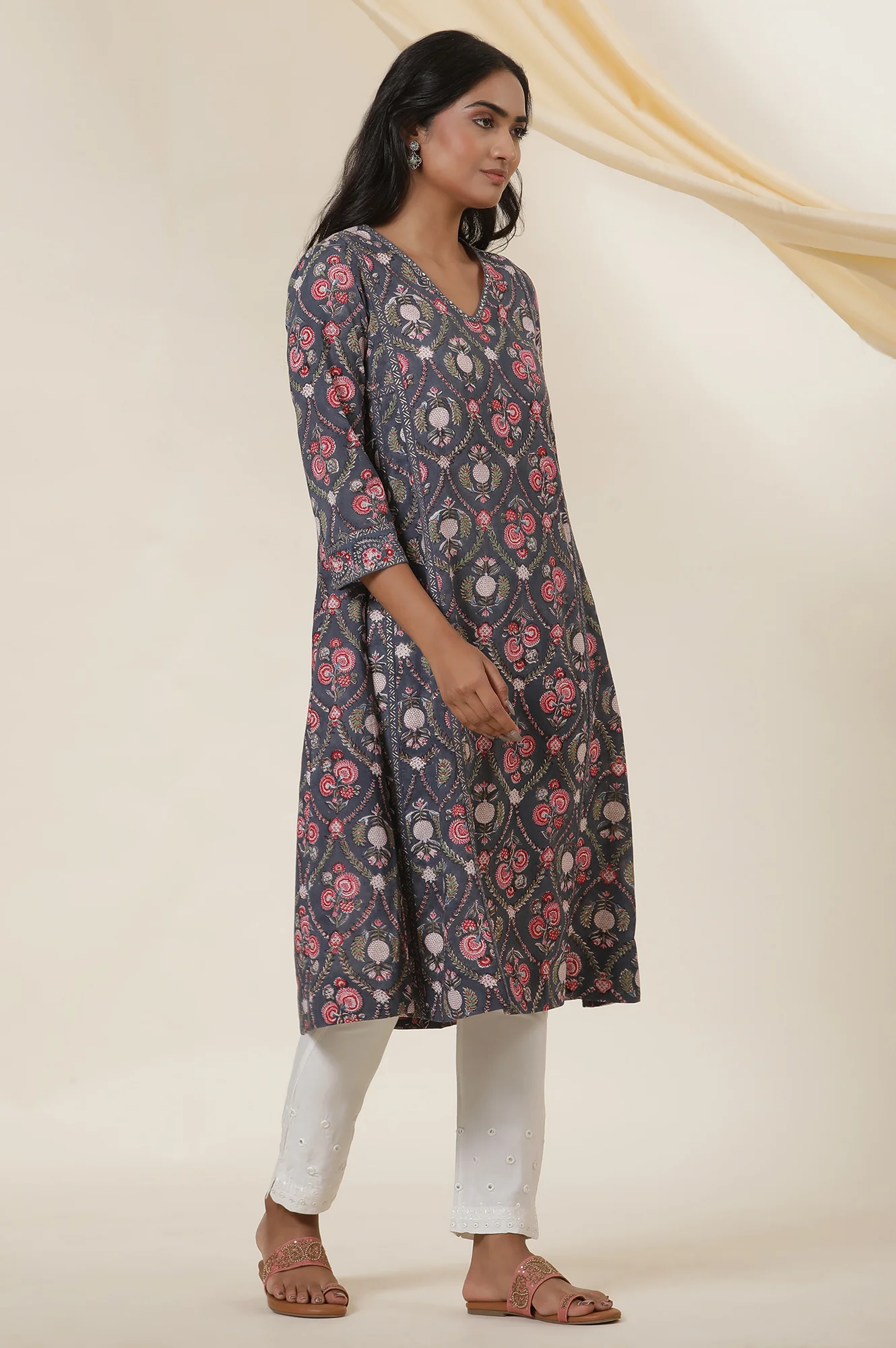 Grey V-Neck Panelled Kurta - Image 5