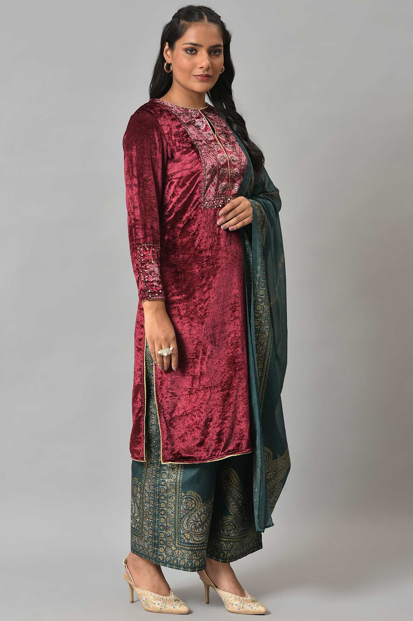 Maroon Velvet Sequined Kurta With Green Parallel Pants And Dupatta - Image 4