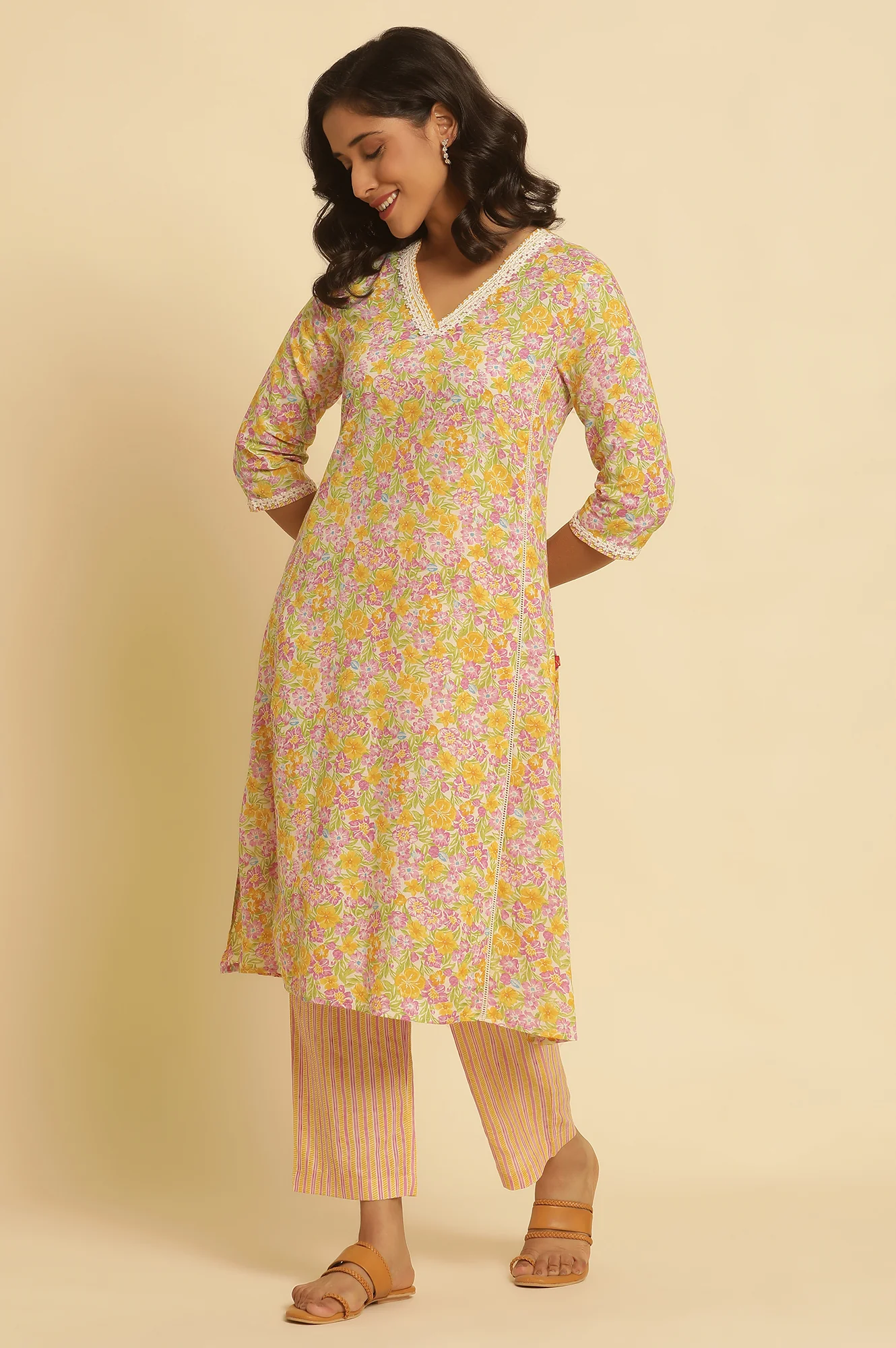 Multi-Coloured Floral Printed Kurta, Pants And Dupatta Set - Image 3