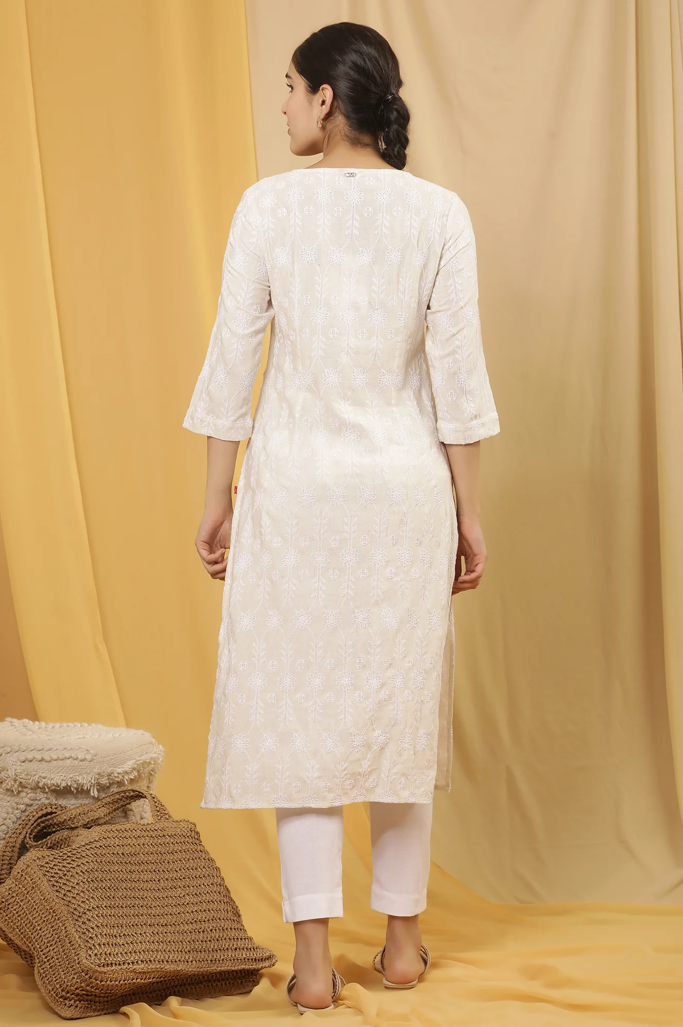 Off-White Kurta In Schiffli Embroidery - Image 4