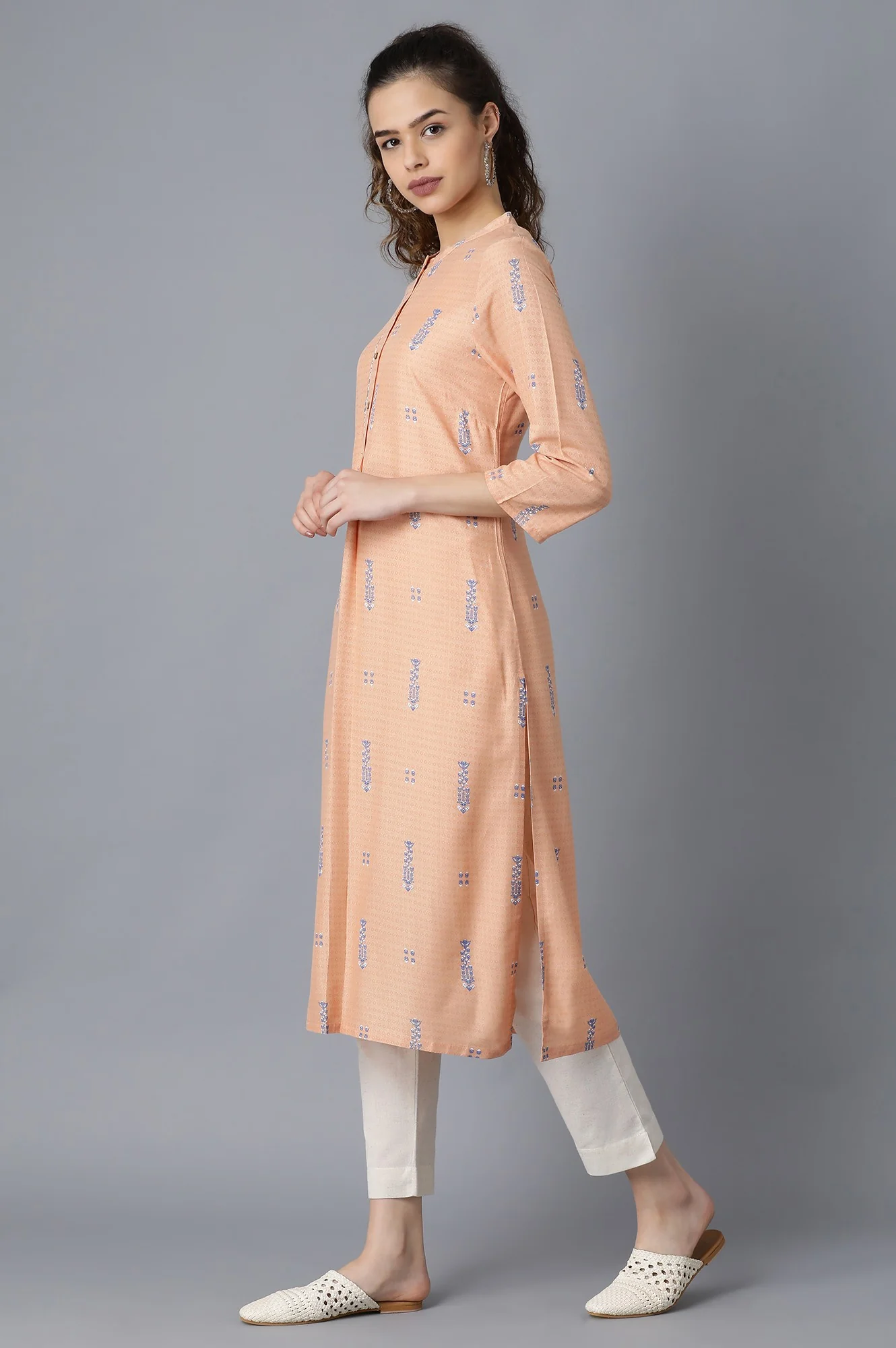 Peach Mandarin Neck Printed kurta - Image 3