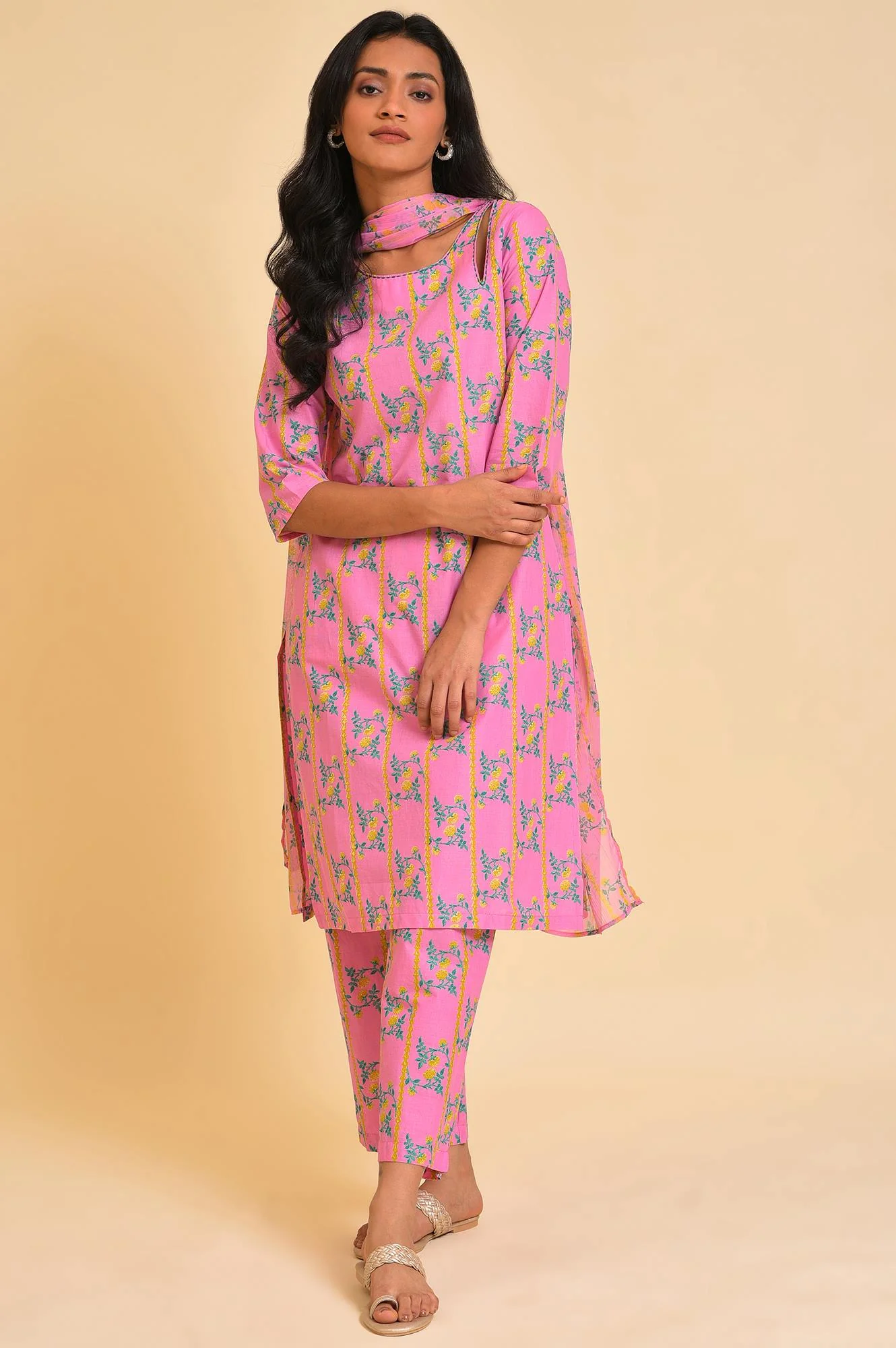 Pink Floral Printed kurta, Pants & Dupatta Set - Image 9