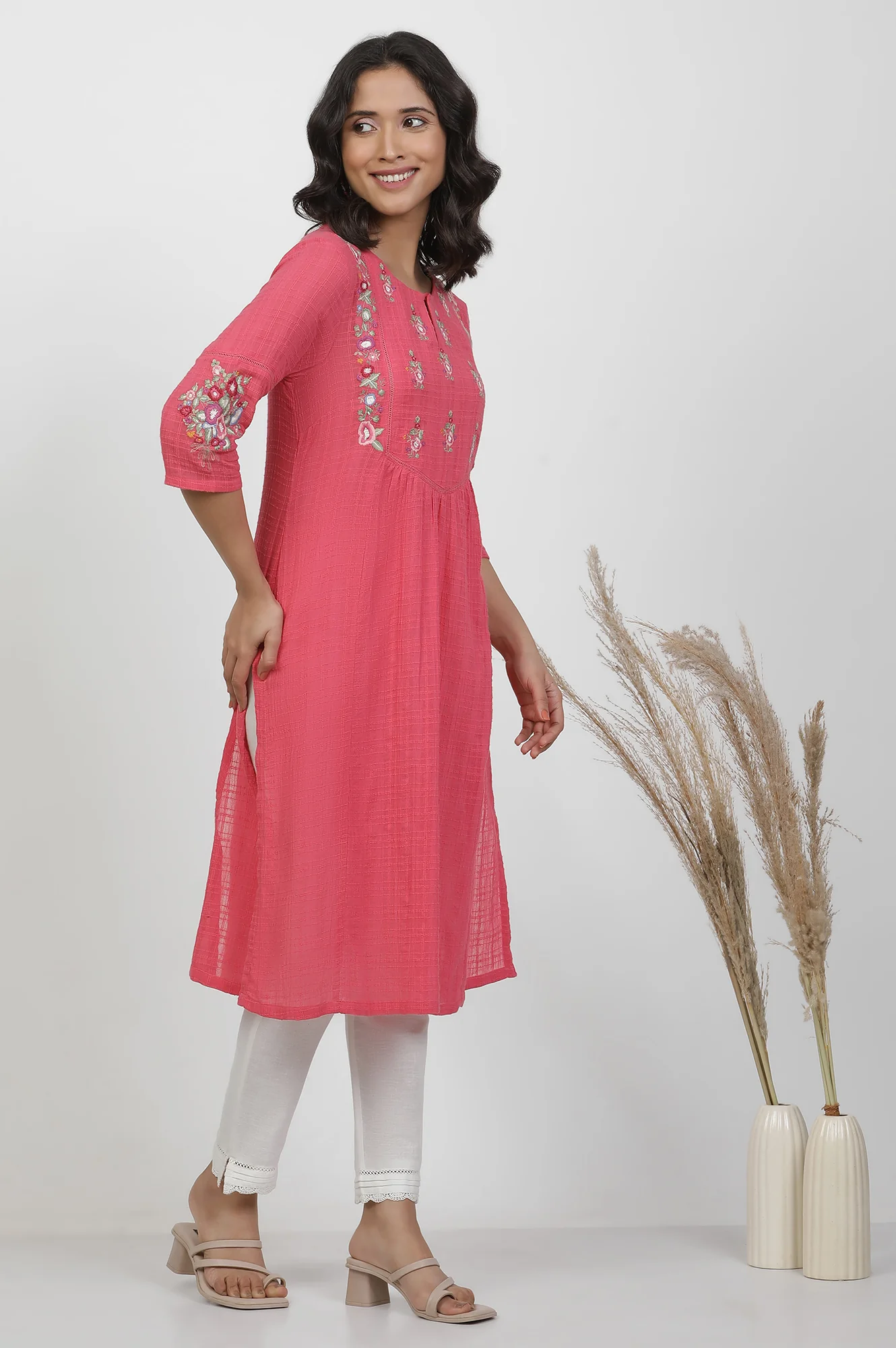 Pink Textured Cotton Embroidered Kurta - Image 5