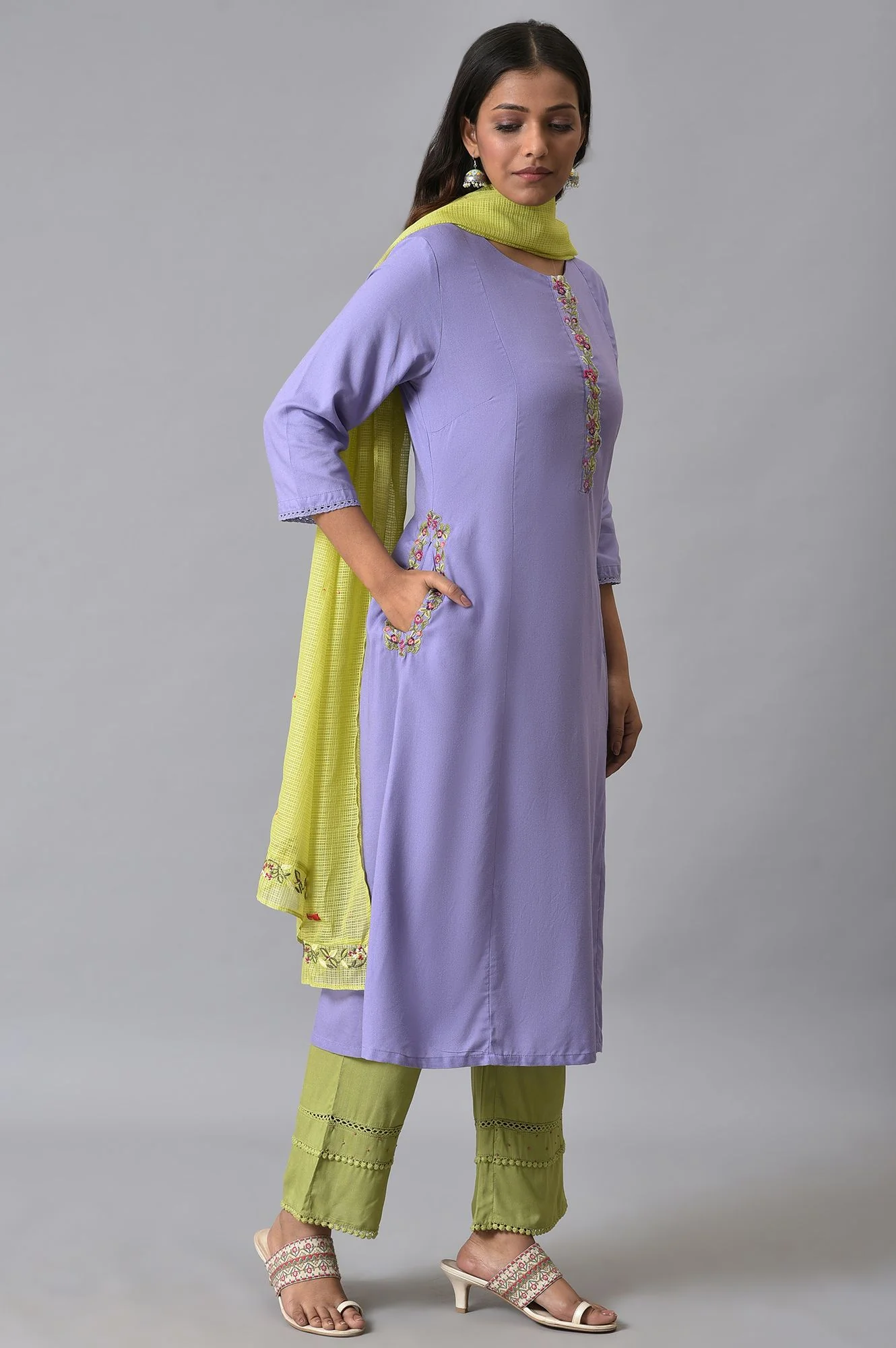 Purple Embroidered kurta Set - Image 4