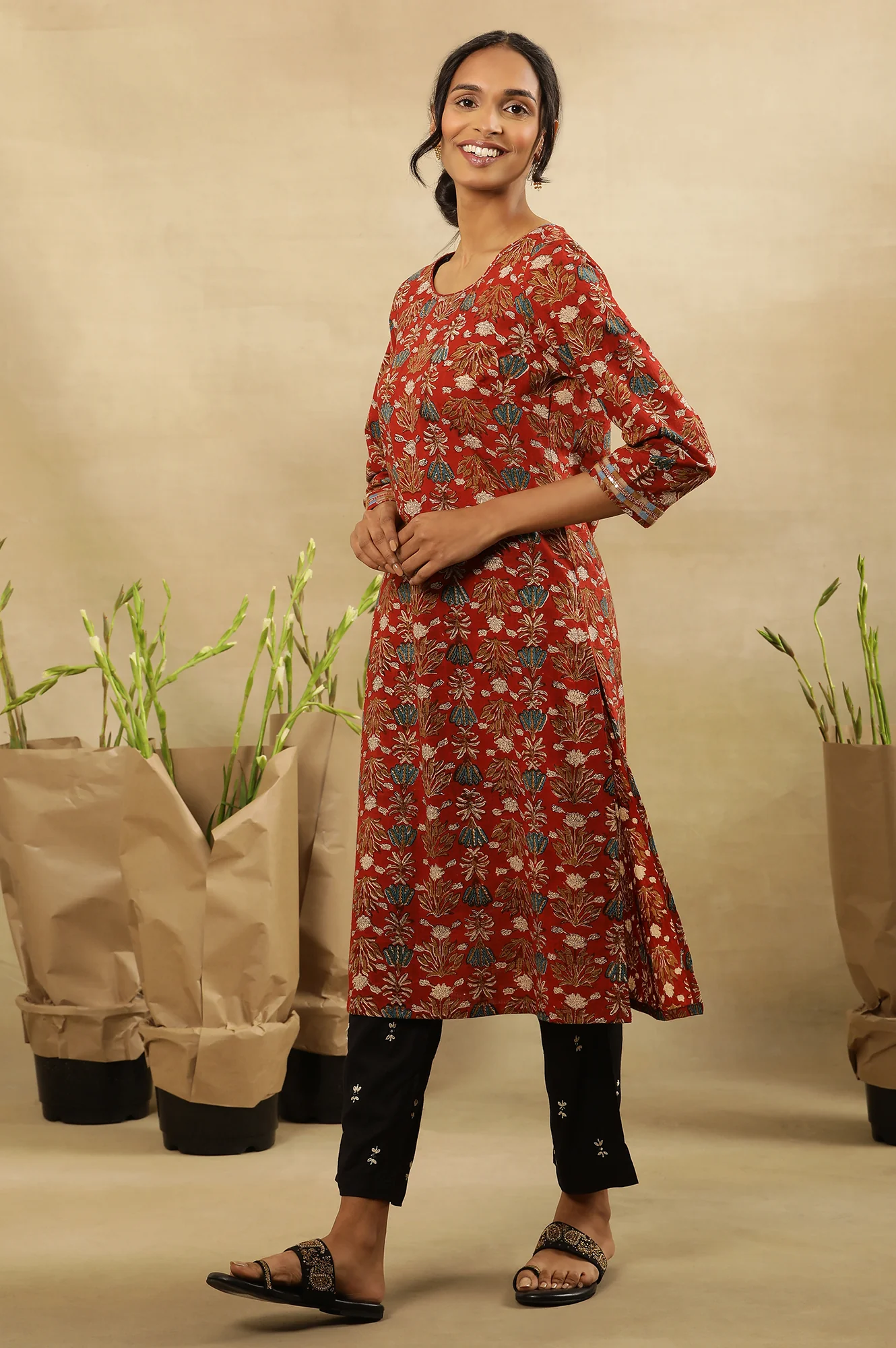 Red Block Printed Round Neck Kurta In Cotton Slub - Image 3