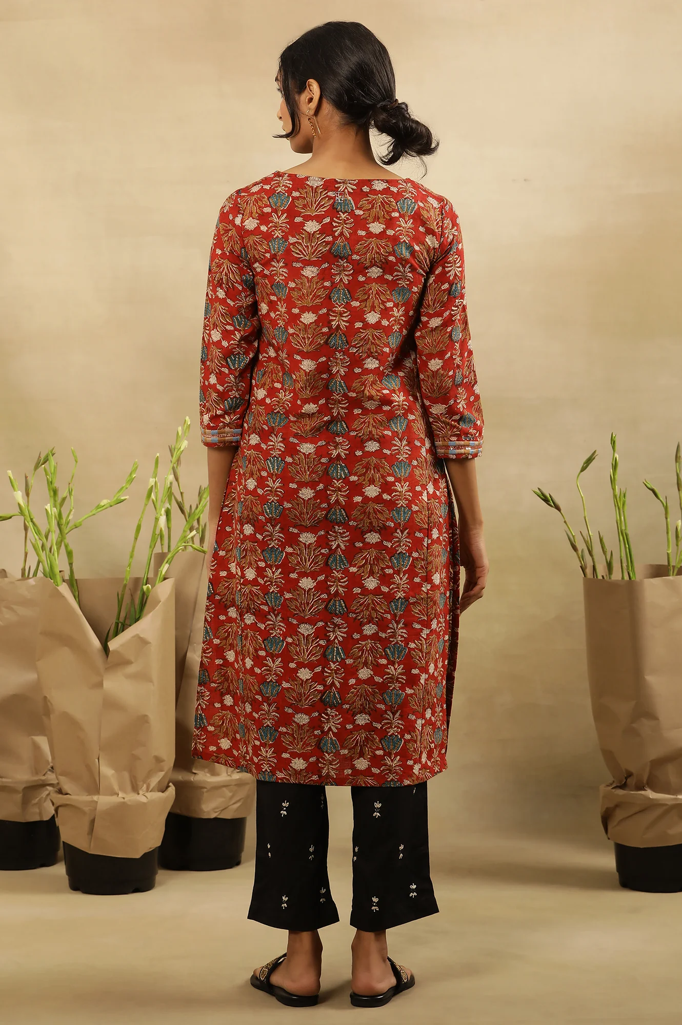 Red Block Printed Round Neck Kurta In Cotton Slub - Image 4