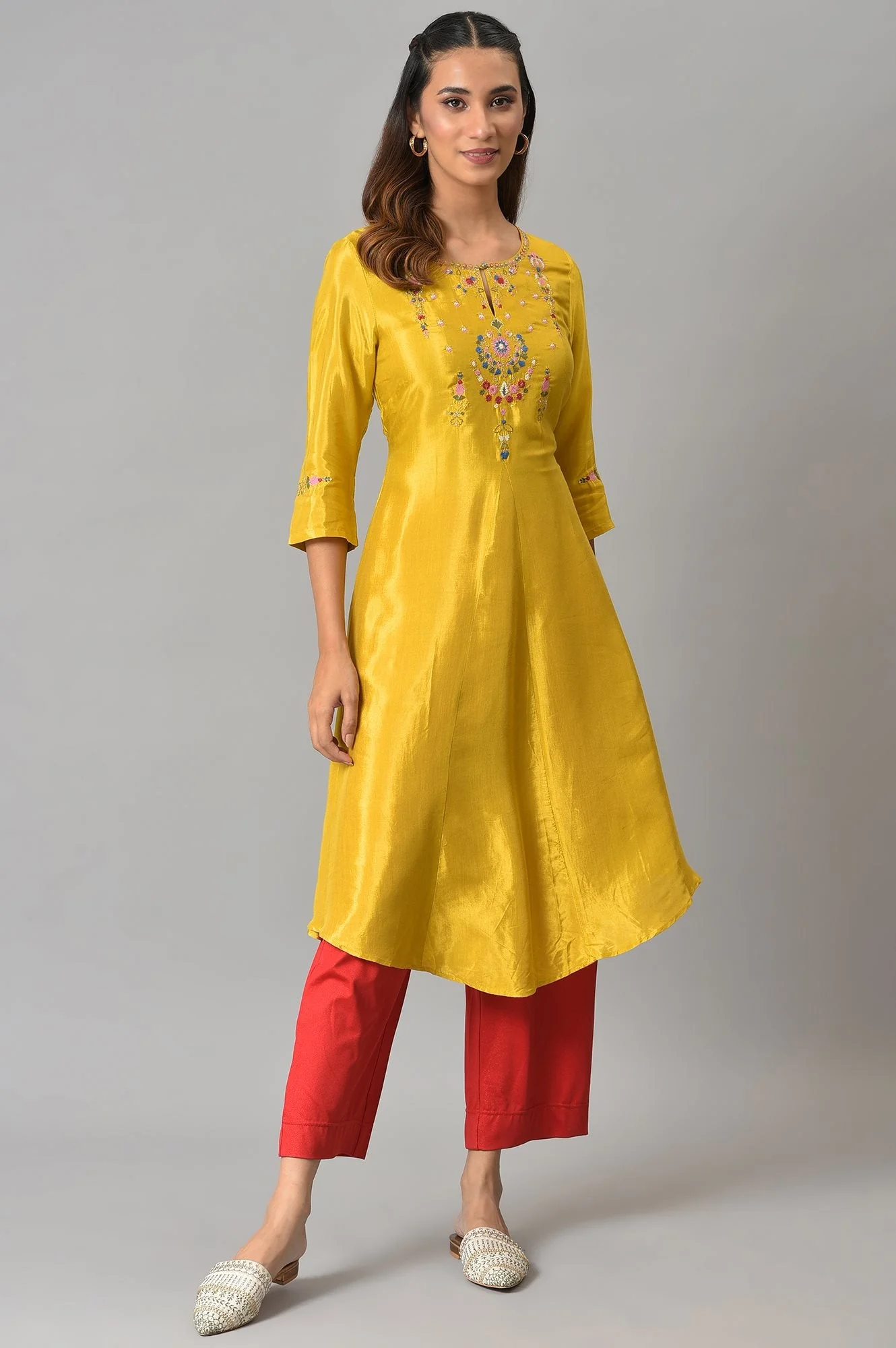 Red Solid Straight Fit Palazzo With Side Pockets - Image 5