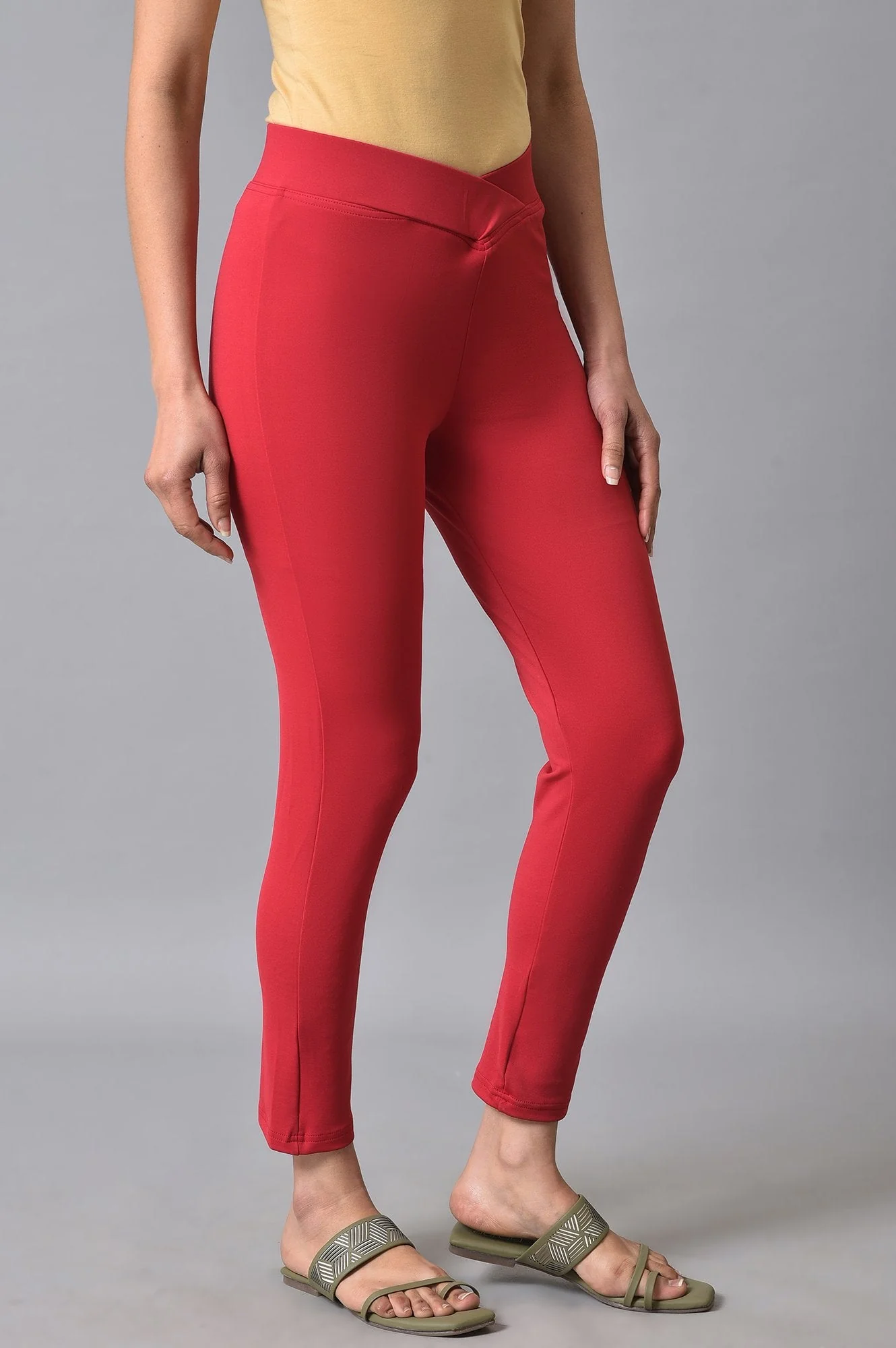 Red Solid Skinny Fit Lycra Tights With Slip On Closure - Image 4