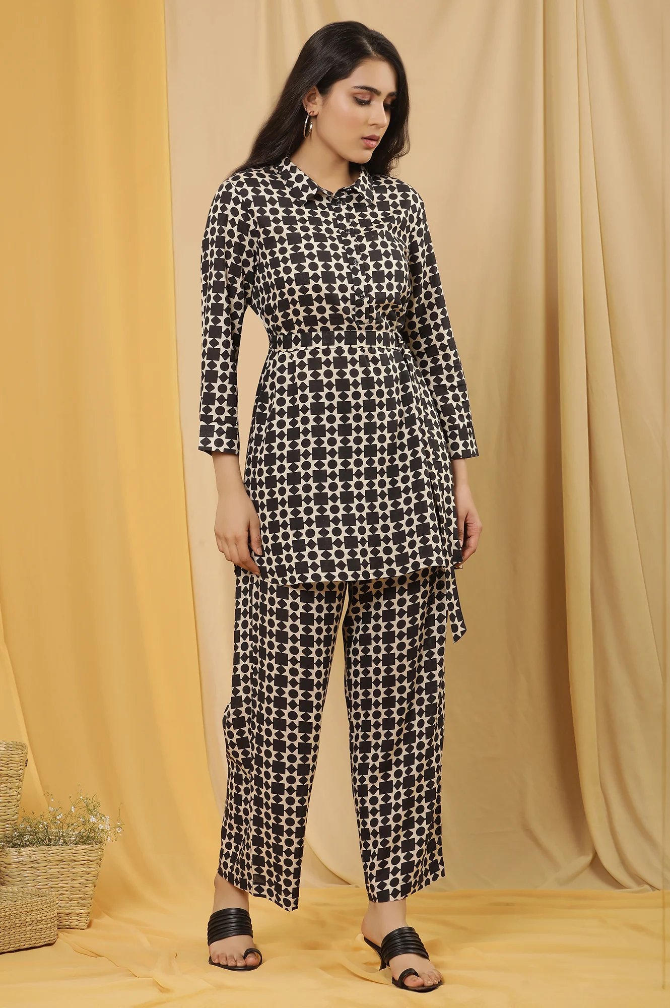 White And Black Geometric Printed Top And Trouser Set - Image 5