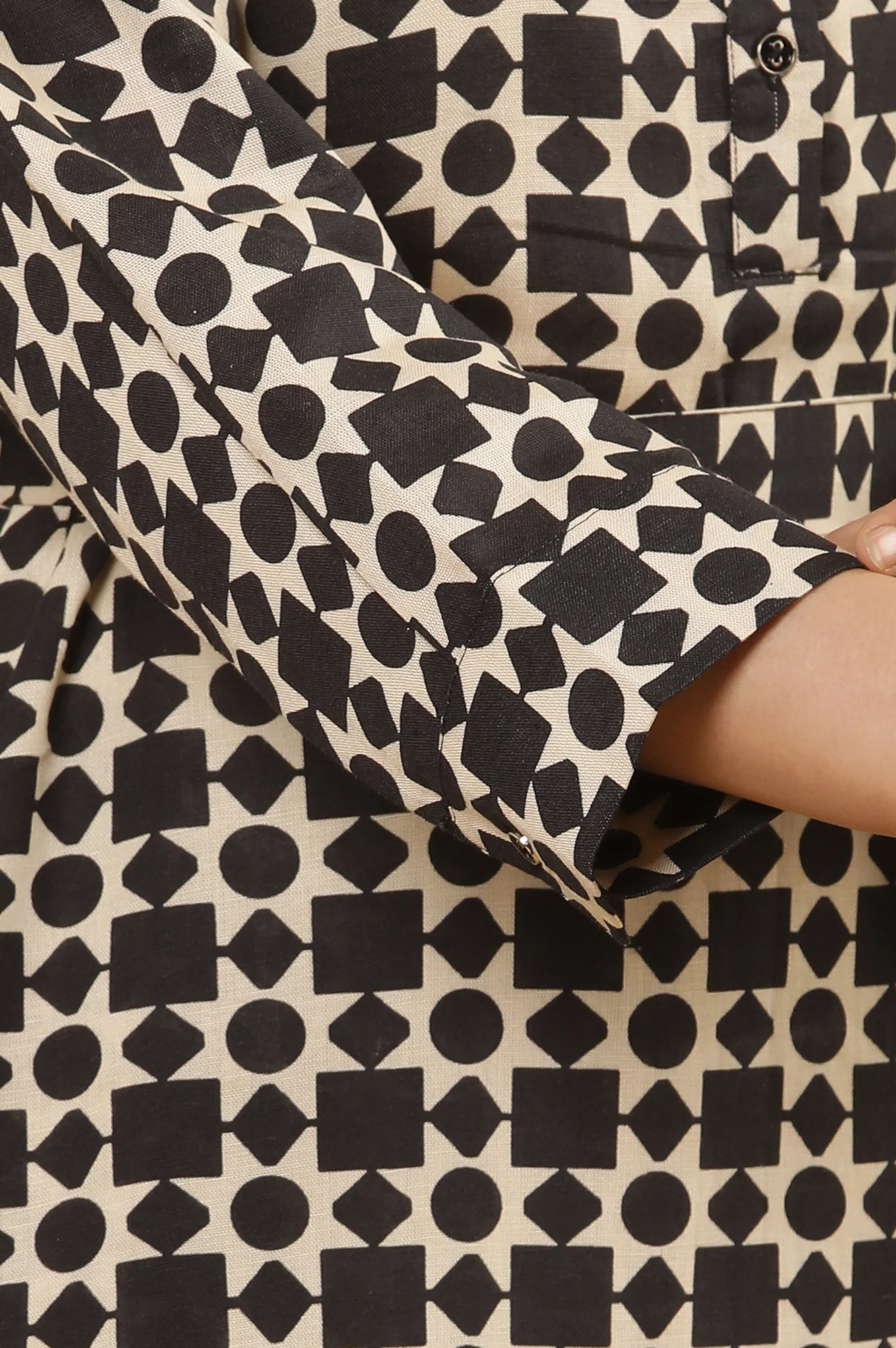 White And Black Geometric Printed Top And Trouser Set - Image 7