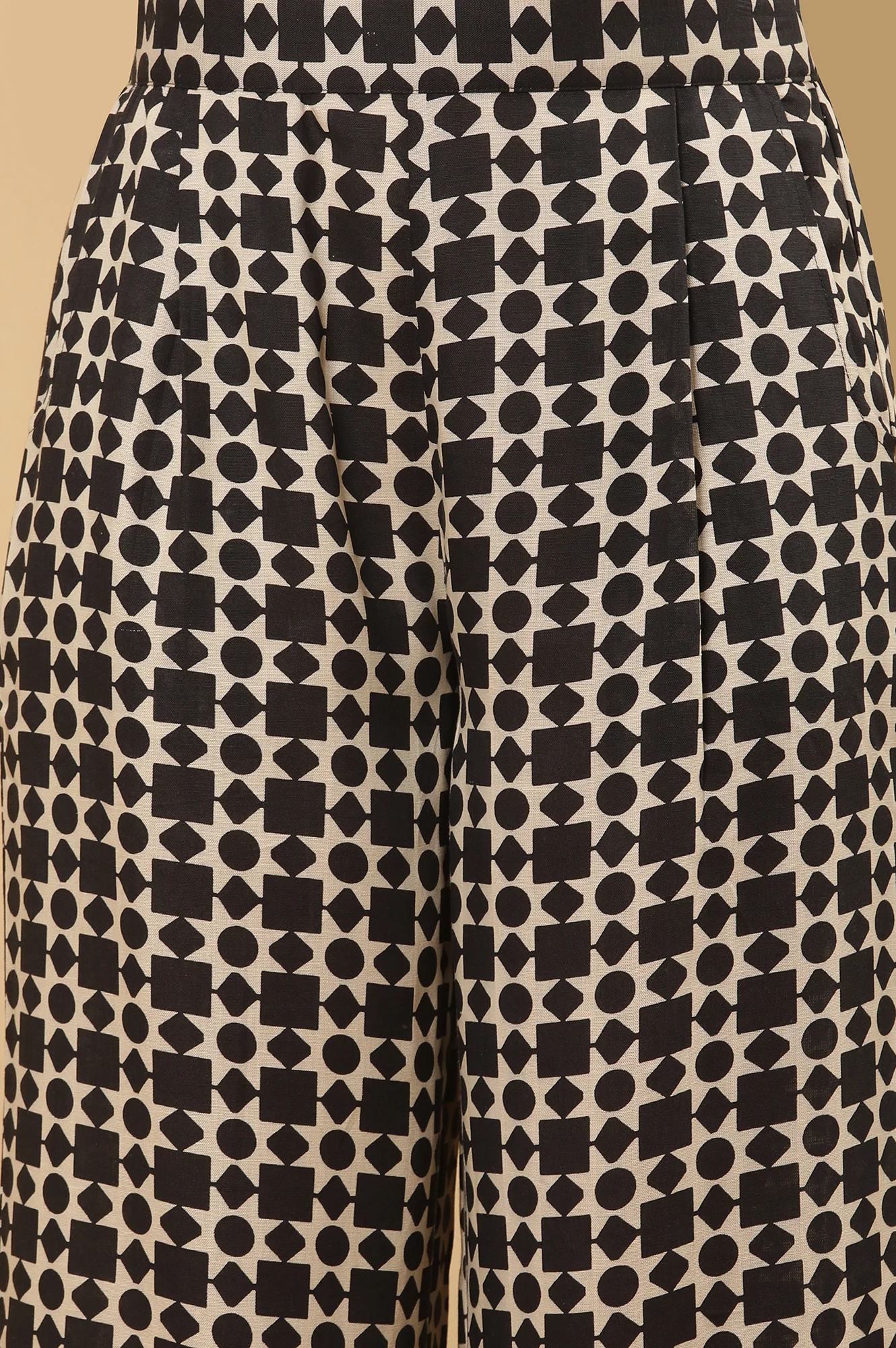 White And Black Geometric Printed Top And Trouser Set - Image 9
