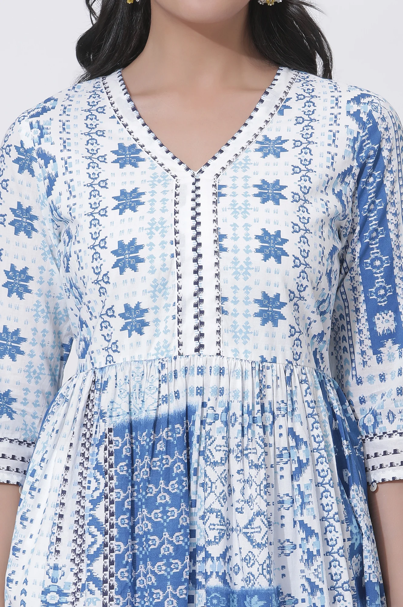 White And Blue Cotton Printed Flared Kurta And Pants Set - Image 6