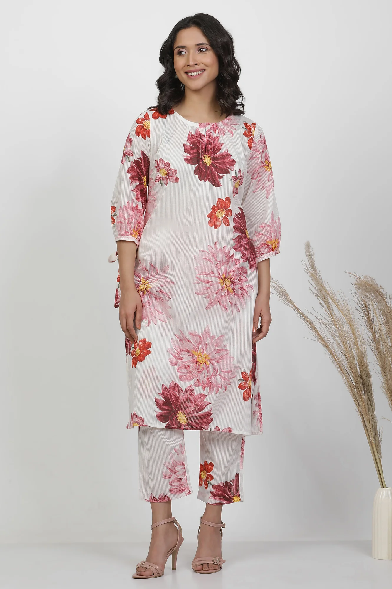 White Bold Floral Printed Kurta And Pants Co-Ord Set - Image 2