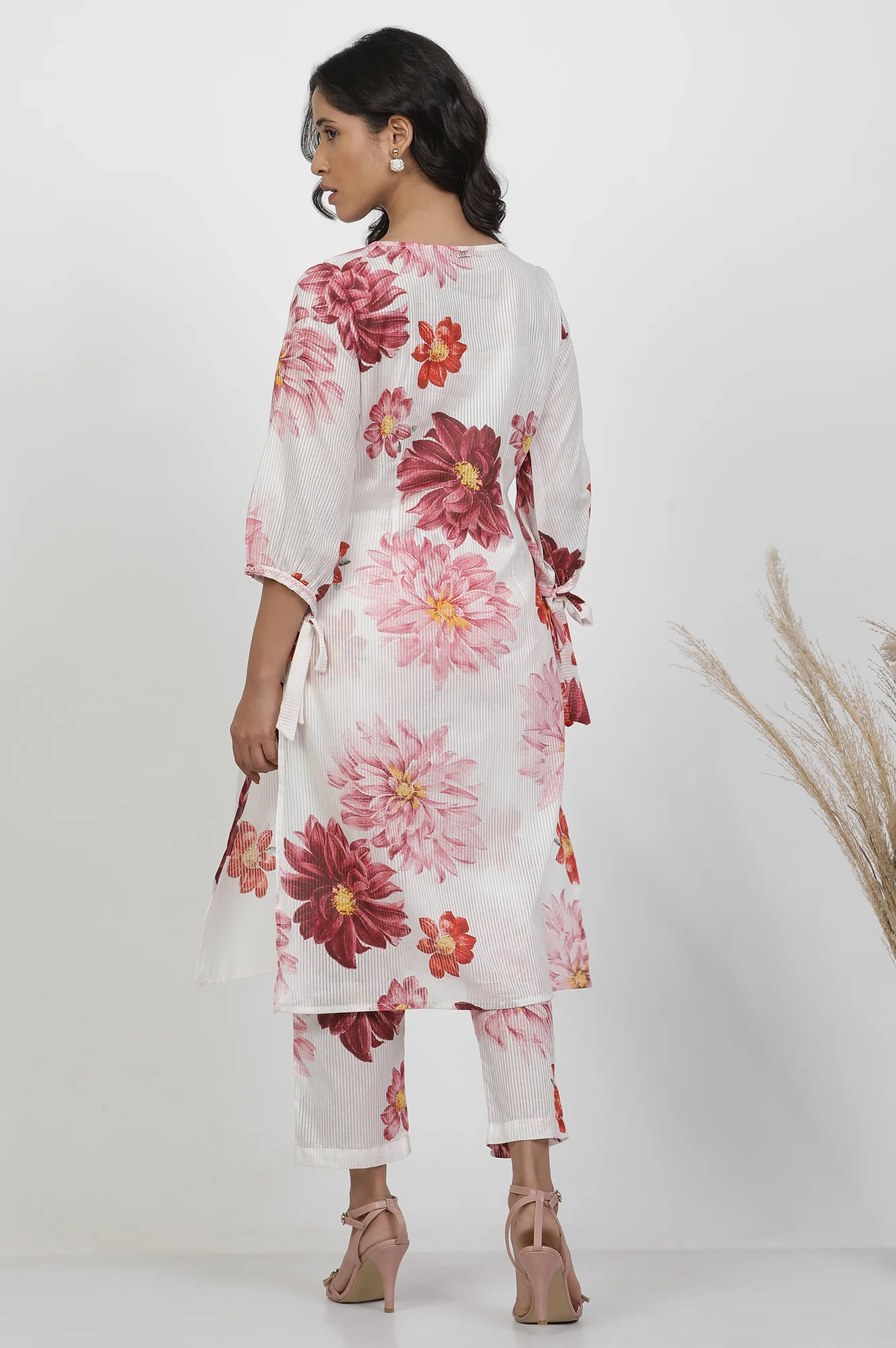 White Bold Floral Printed Kurta And Pants Co-Ord Set - Image 4