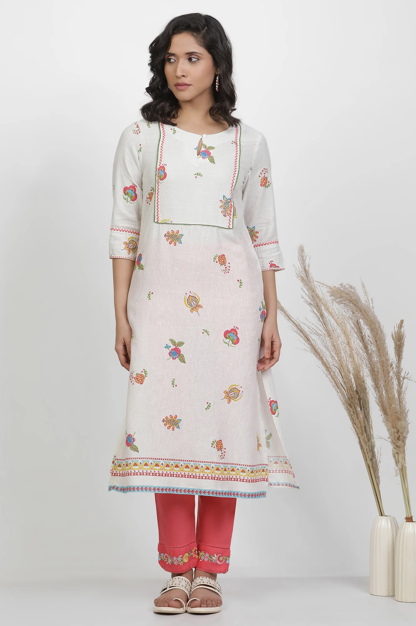 White Floral Printed Kurta And Pants Set - Image 2