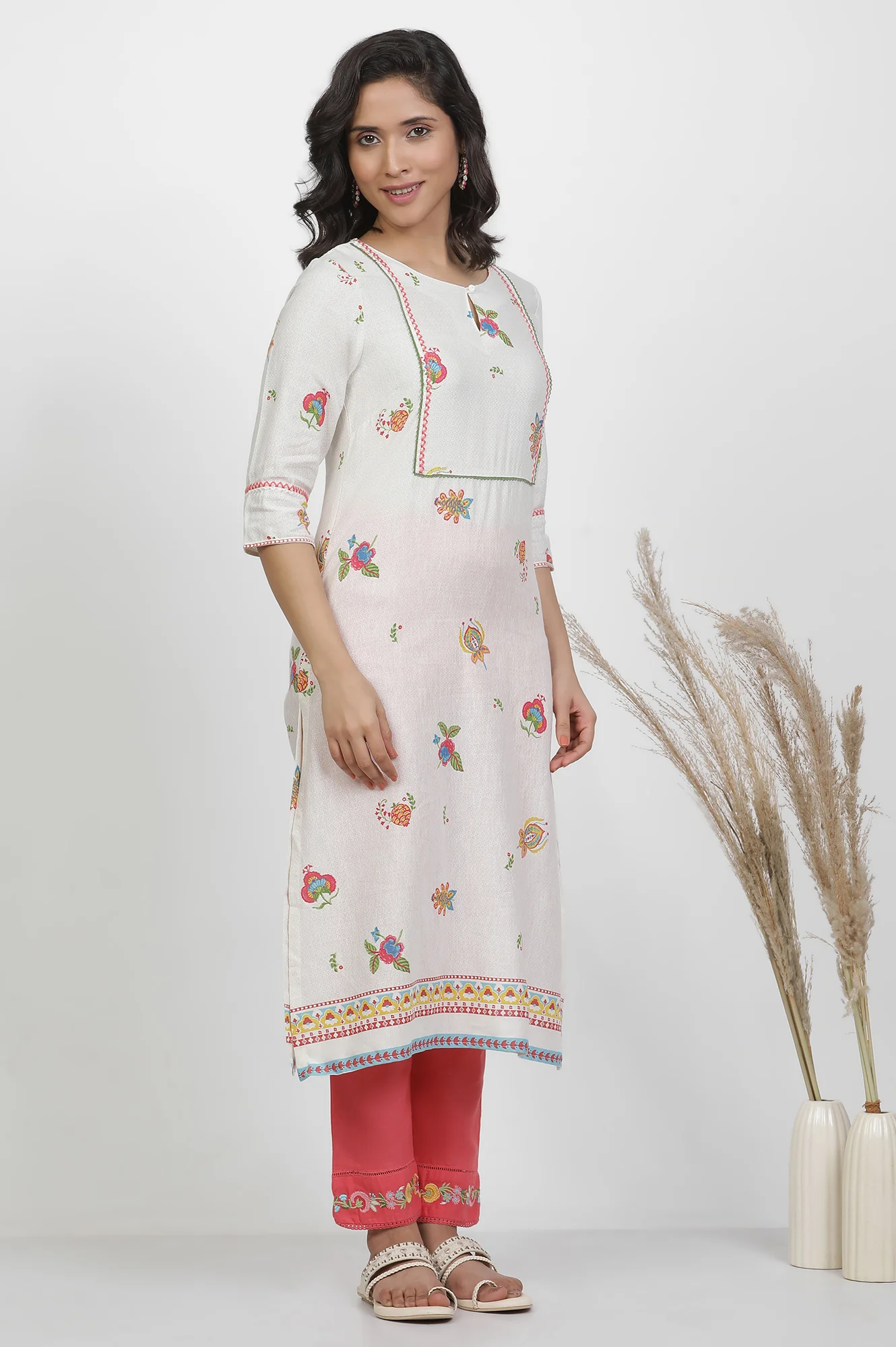 White Floral Printed Kurta And Pants Set - Image 5