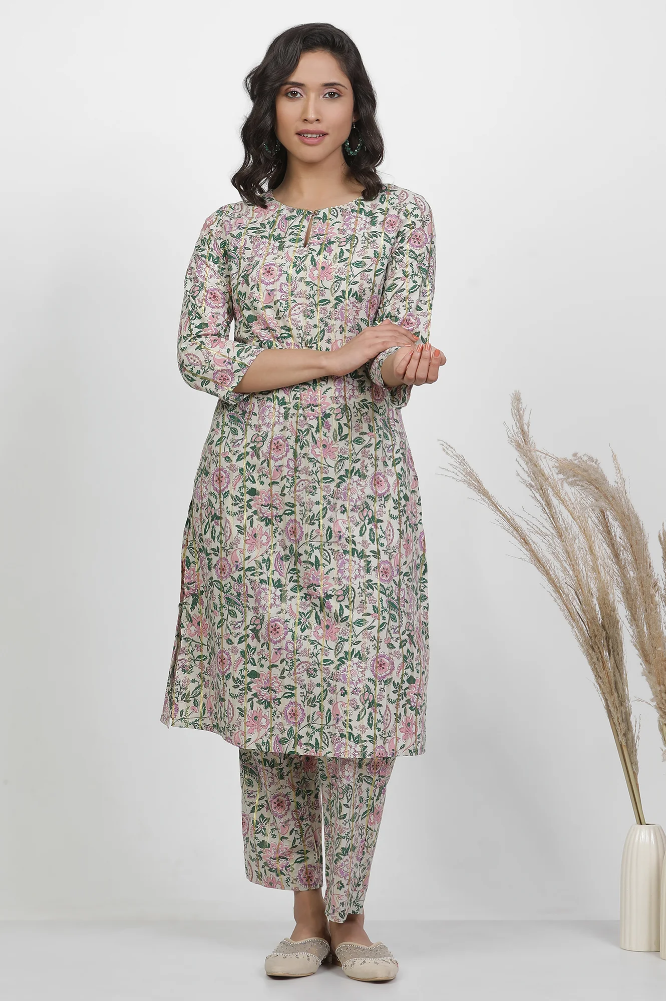 White Floral Printed Straight Kurta And Pants Set - Image 2