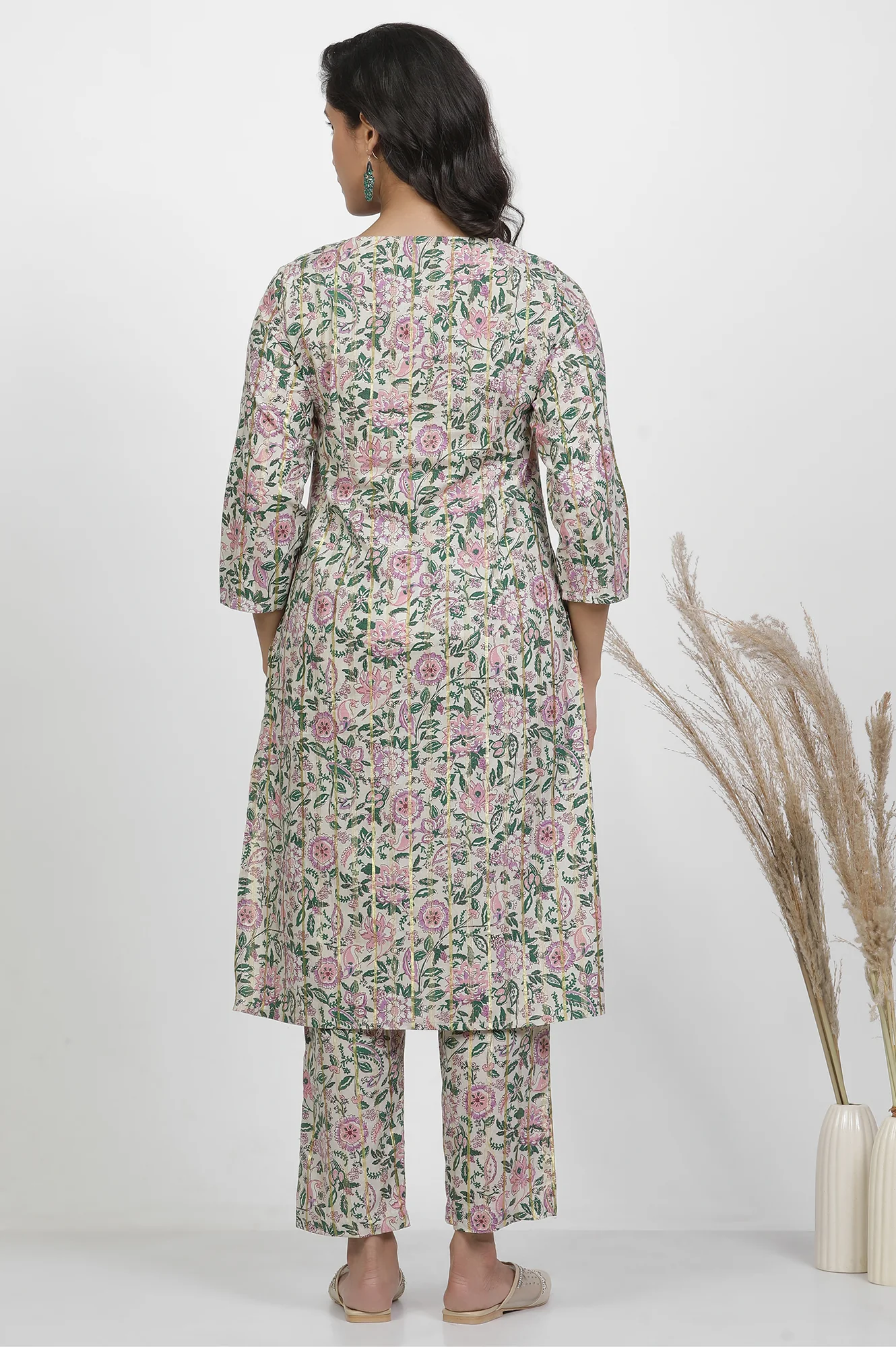 White Floral Printed Straight Kurta And Pants Set - Image 4