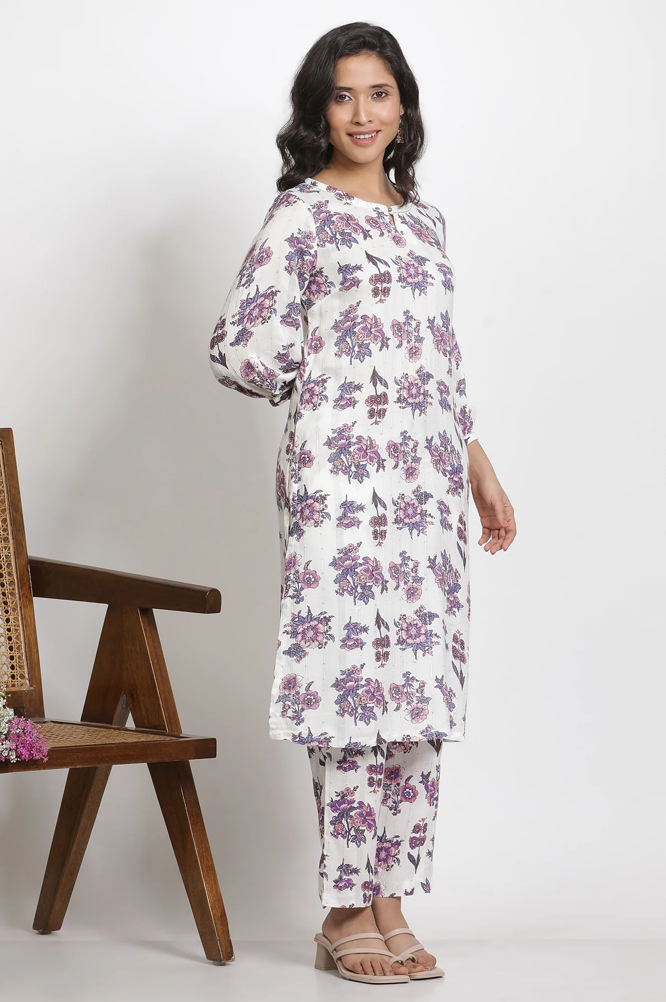 White Straight Floral Printed Kurta And Pants Set - Image 5
