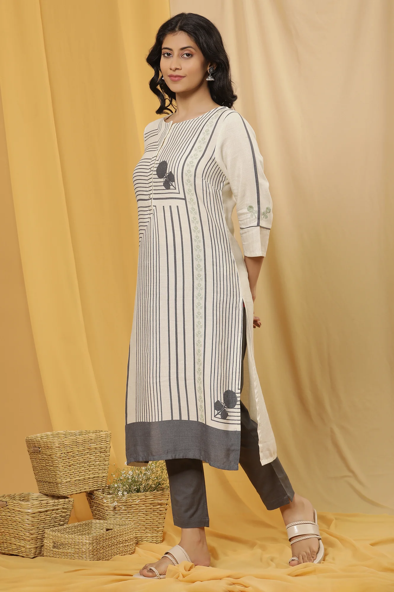 White Straight Printed Kurta And Pants Set - Image 3