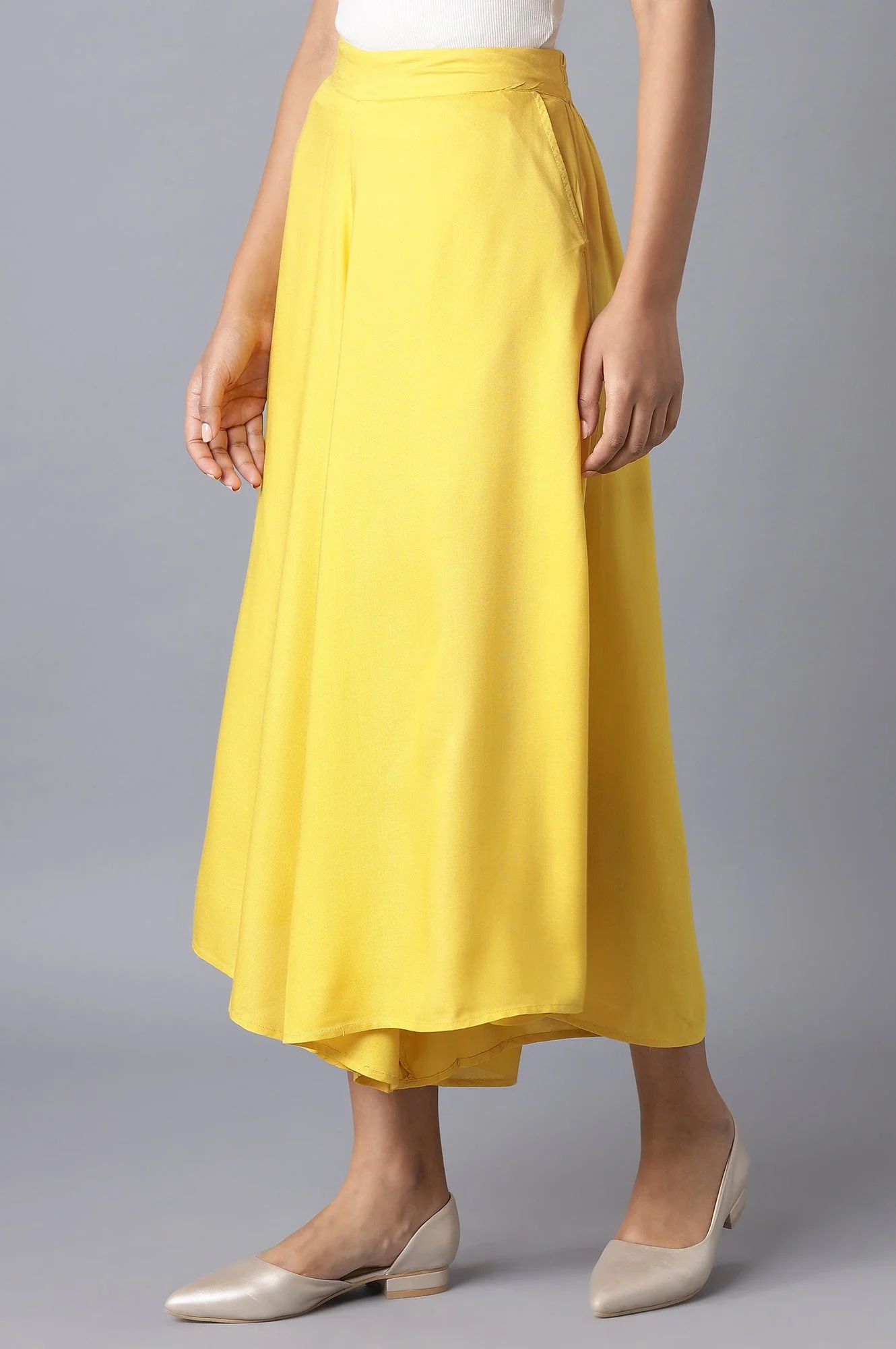 Yellow Solid Flared Cotton Culottes With Drawstring - Image 3