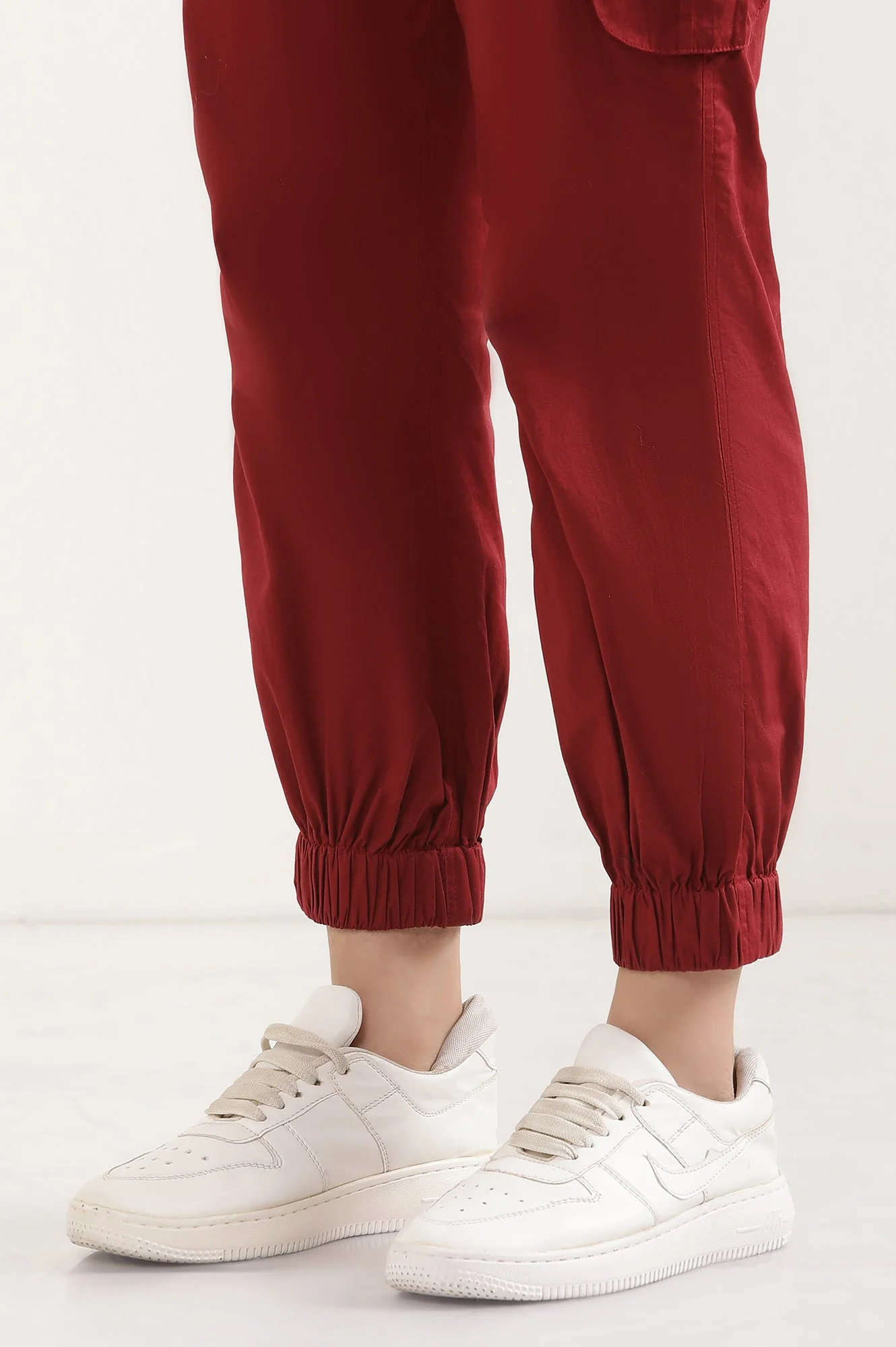 Red Solid Tapered Cotton Pants With Drawstring - Image 8
