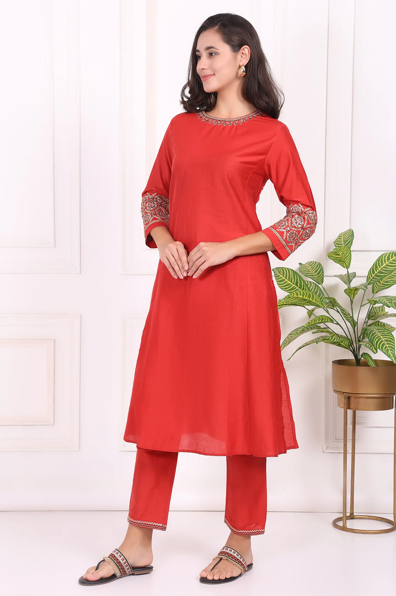 Red Solid Metallic Embroidered Straight Kurta - Image 4