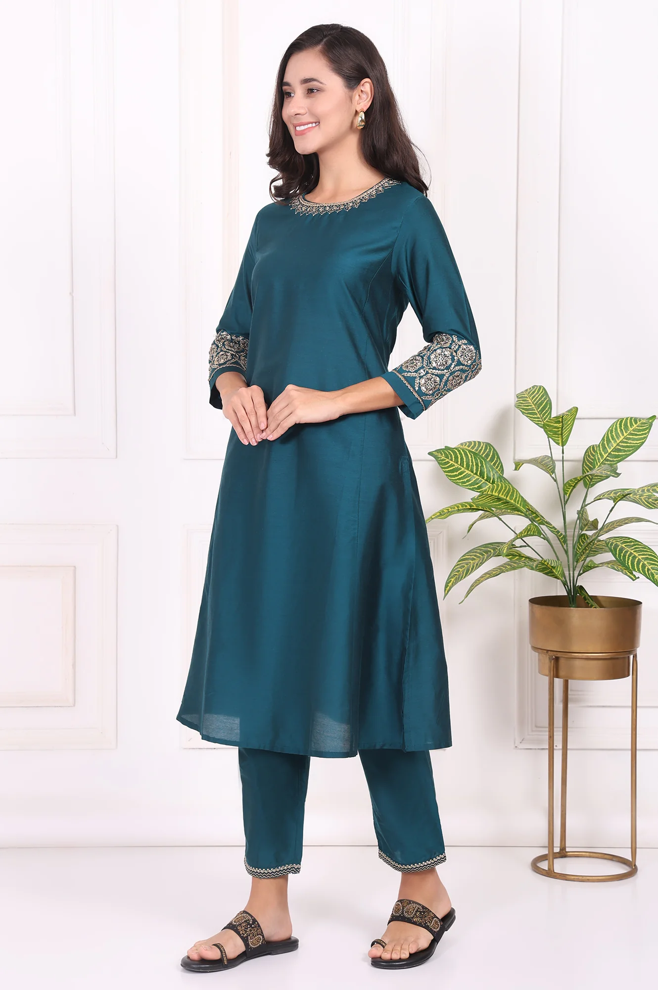 Teal Solid Metallic Embroidered Straight Kurta - Image 4