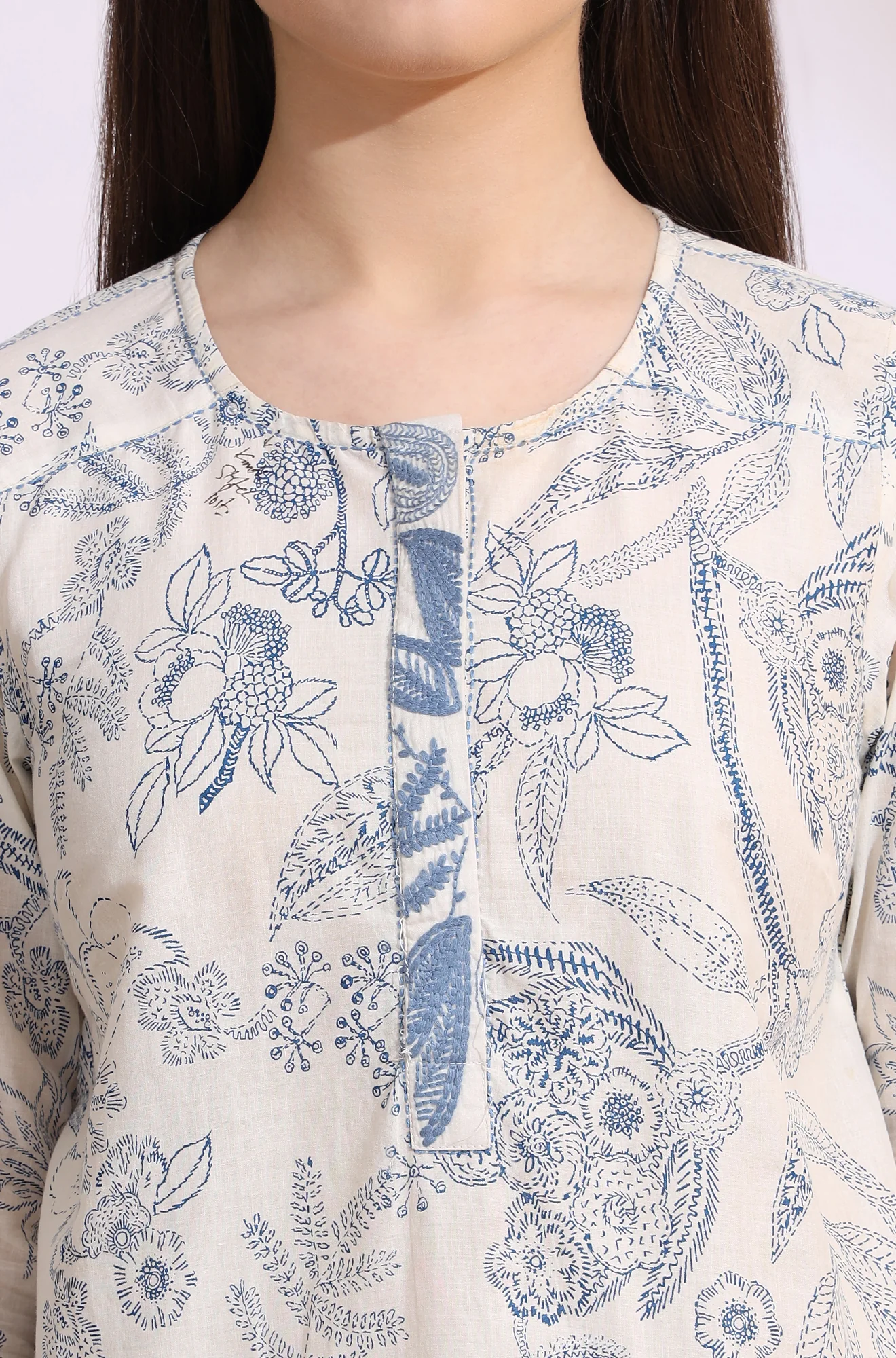 White and blue printed top with thread embroidery - Image 4