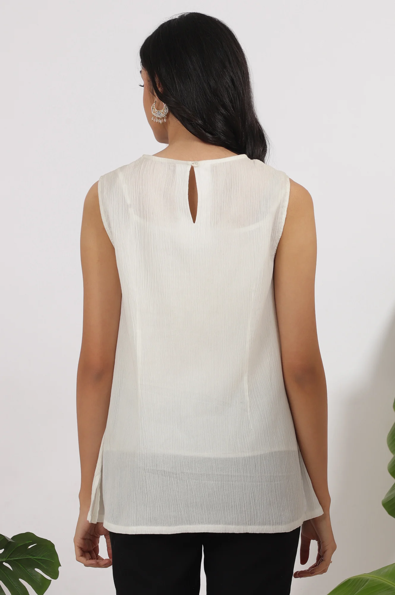 White Cotton Crinkle Top with Schiffli Detail on Neck - Image 6