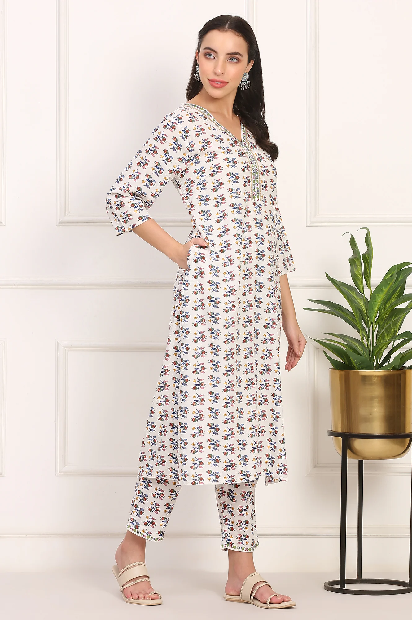 White Floral Printed Straight Pure Cotton Kurta and Straight Pant Co-ord Set - Image 7