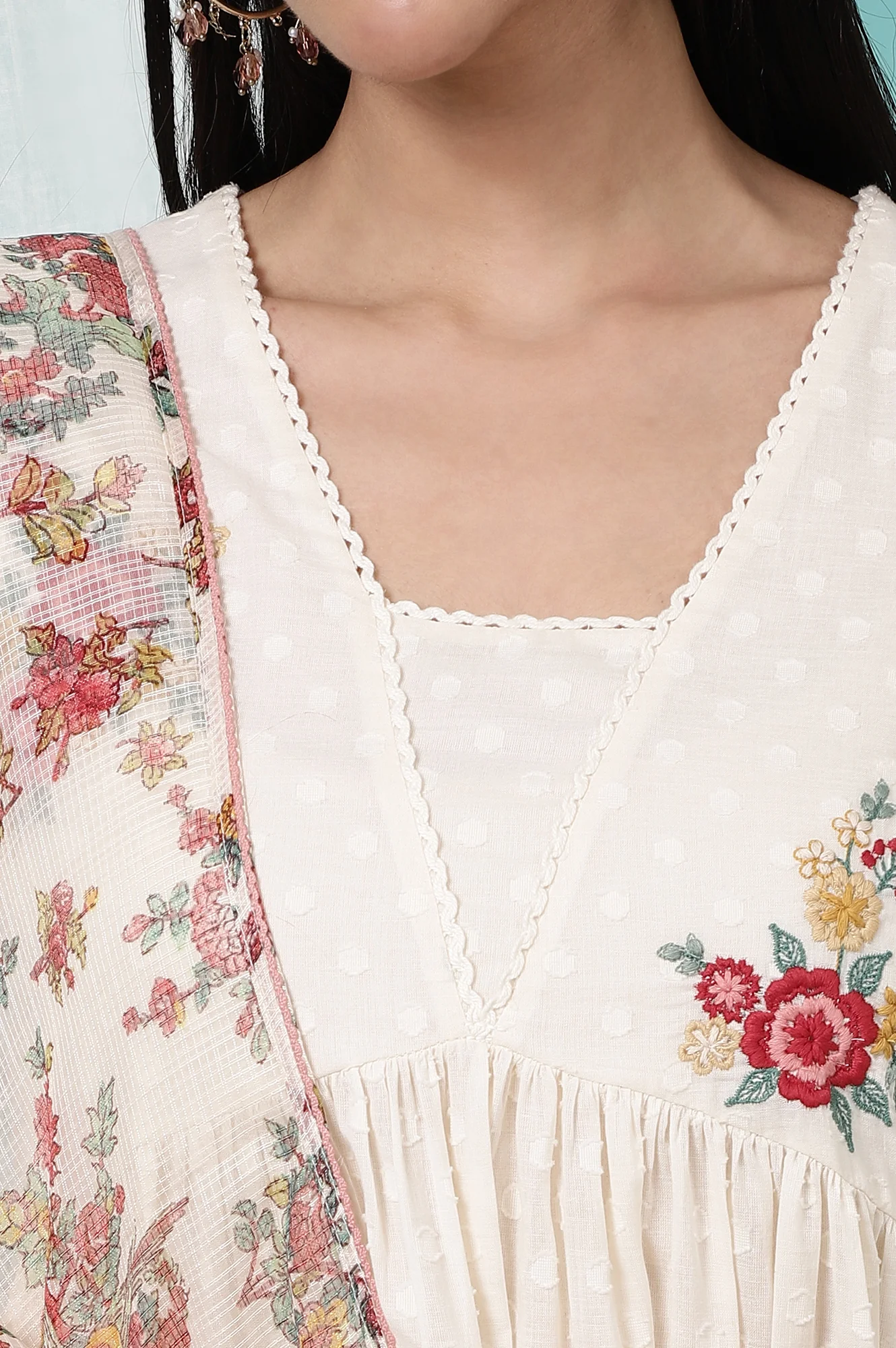 White Floral Printed Textured Cotton Kurta, Pants and Dupatta Set - Image 4