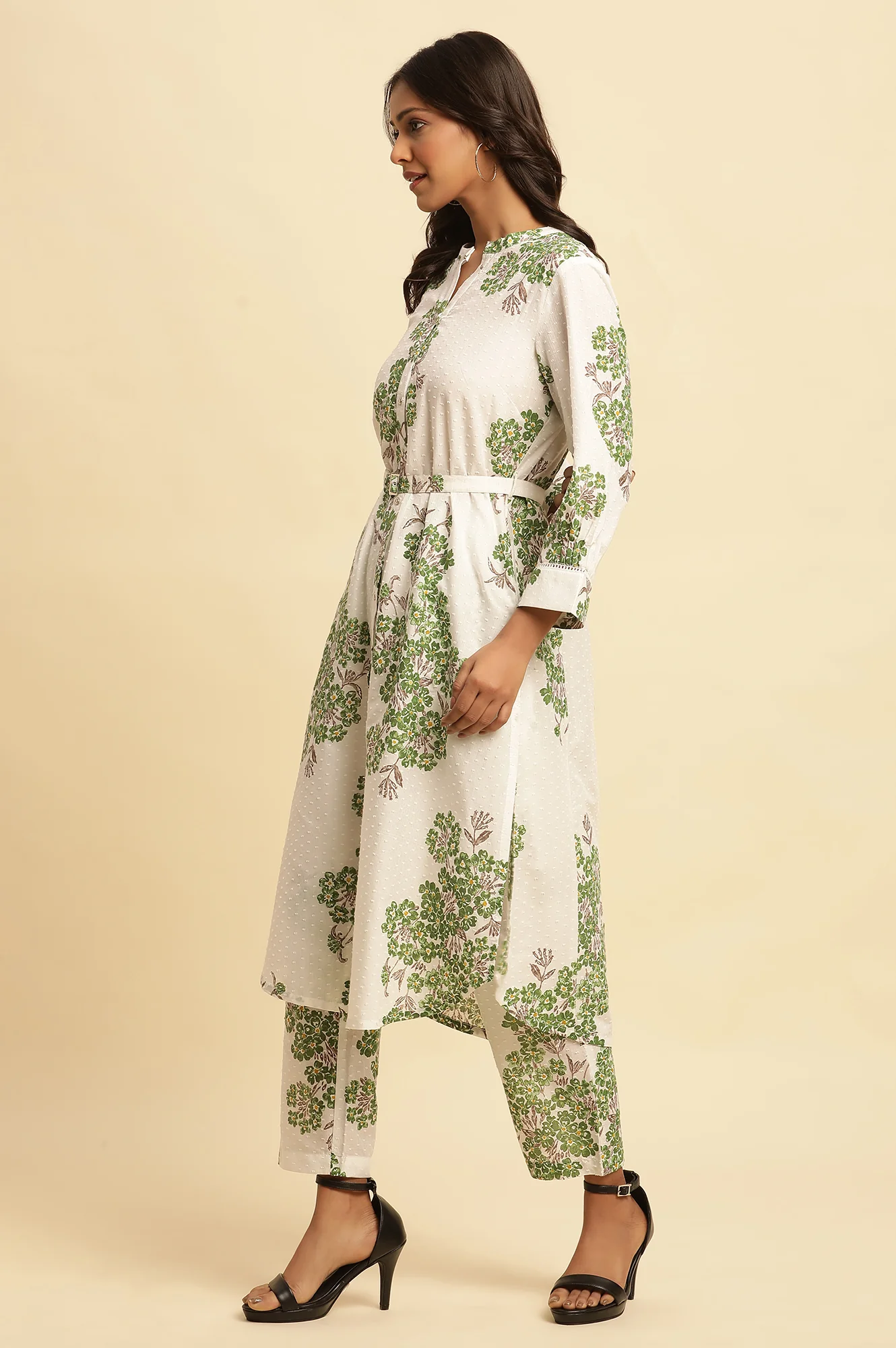 White Floral Printed Textured Cotton Kurta And Pants Co-Ord Set - Image 3
