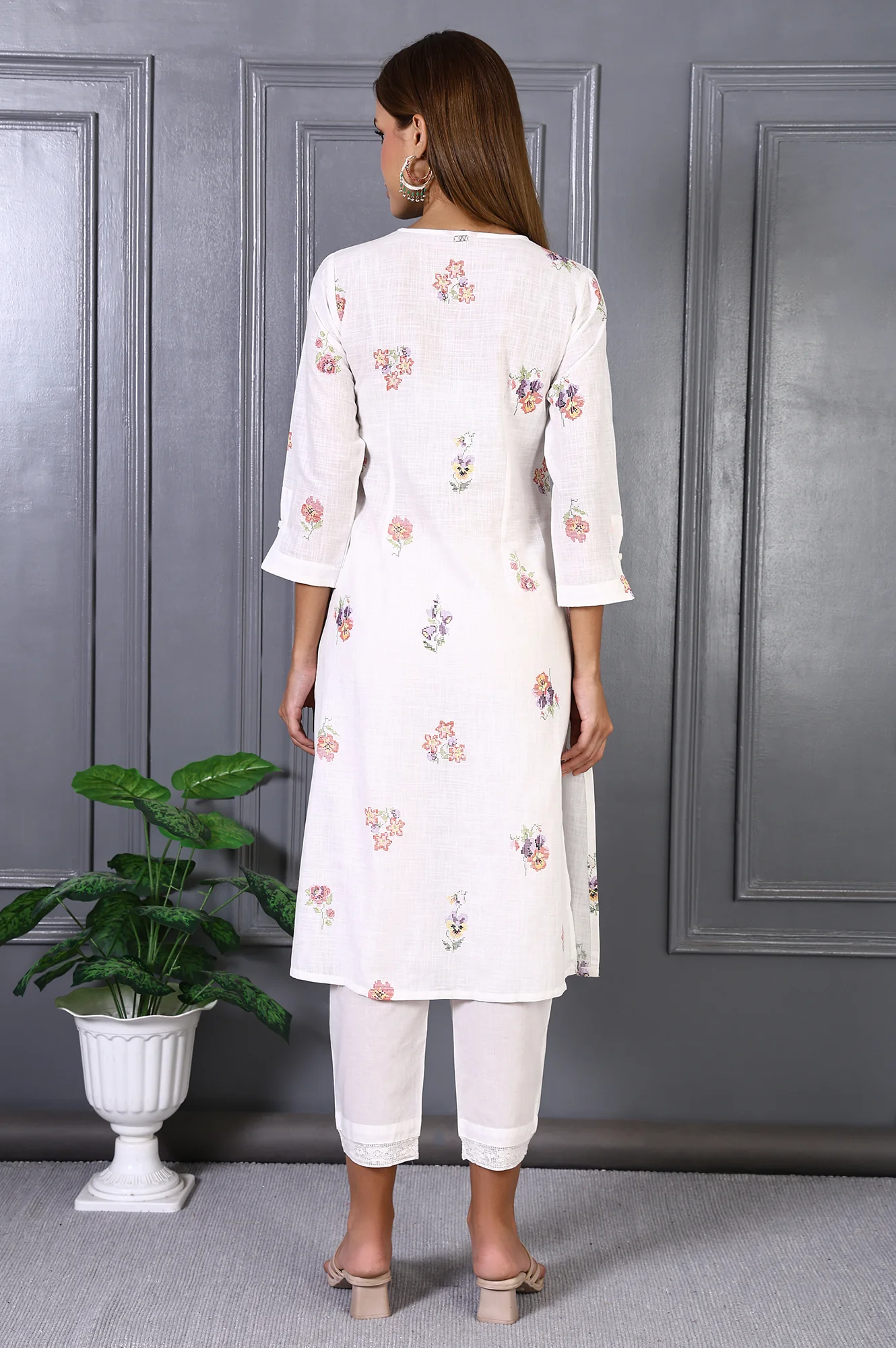 White Floral Printed Thread Embroidery Pure Cotton Straight Kurta - Image 5