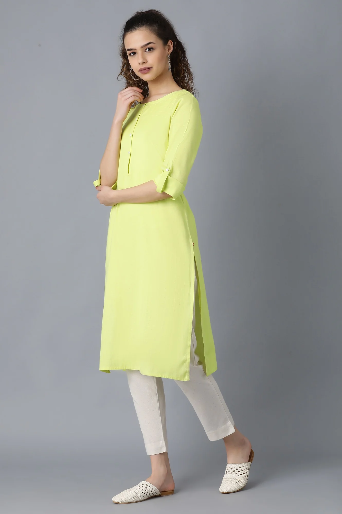 Yellow And Green Solid Thread Work Straight Cotton Flax Kurta Combo - Image 5