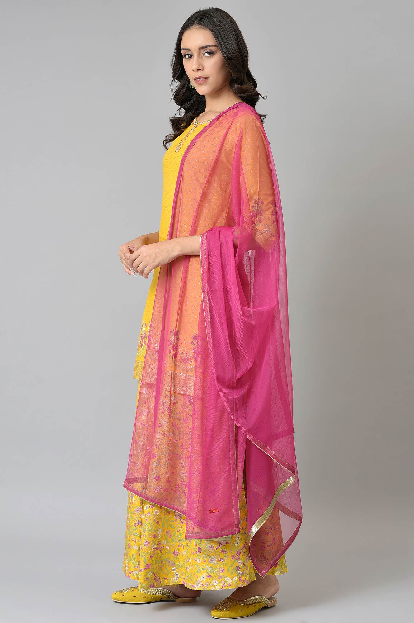 Yellow Embroidered kurta Wth Culottes And Pink Dupatta - Image 3